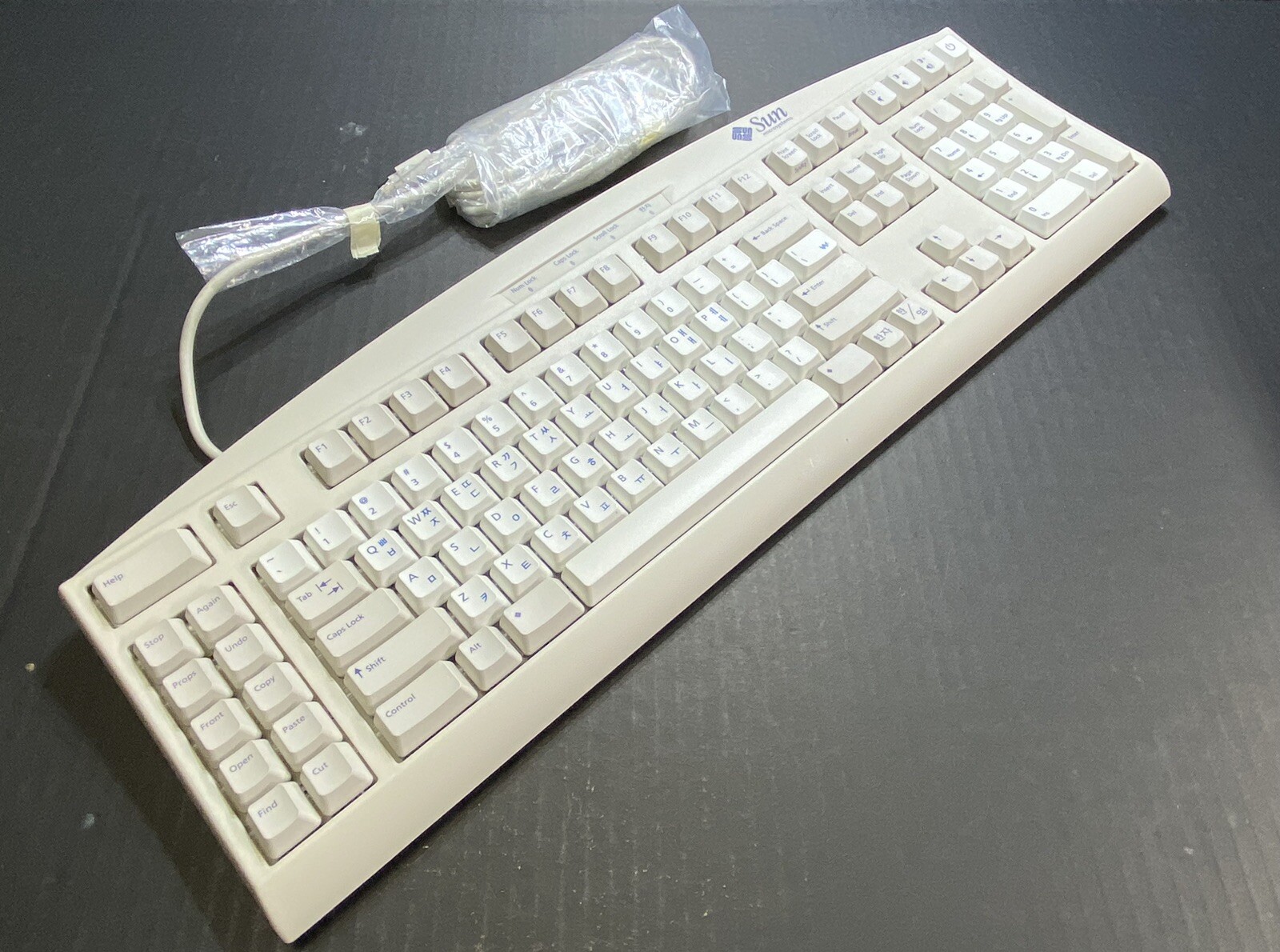 Sun 320-1302 Type-6 KOREAN Keyboard, 2Meter Cable Mini-Din8 Connector, Clean