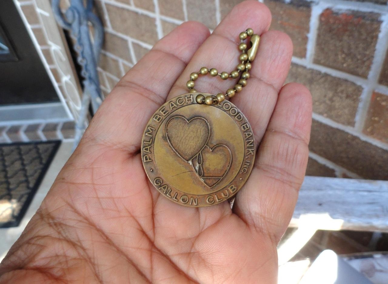 PALM BEACH BLOOD BANK Gallon Club 3-D Keychain FLORIDA fla