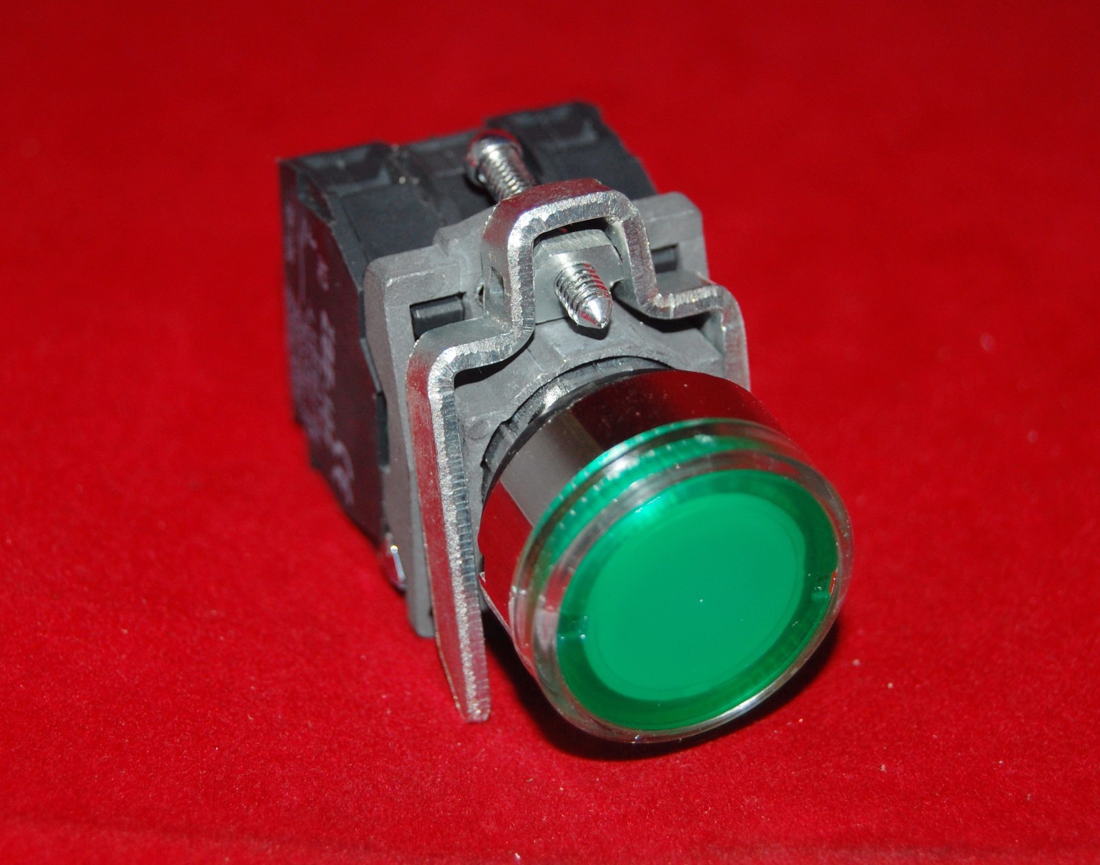 1PC 22MM Illuminated pushbuttons with flush push Fits XB4BW33B5 24V Green
