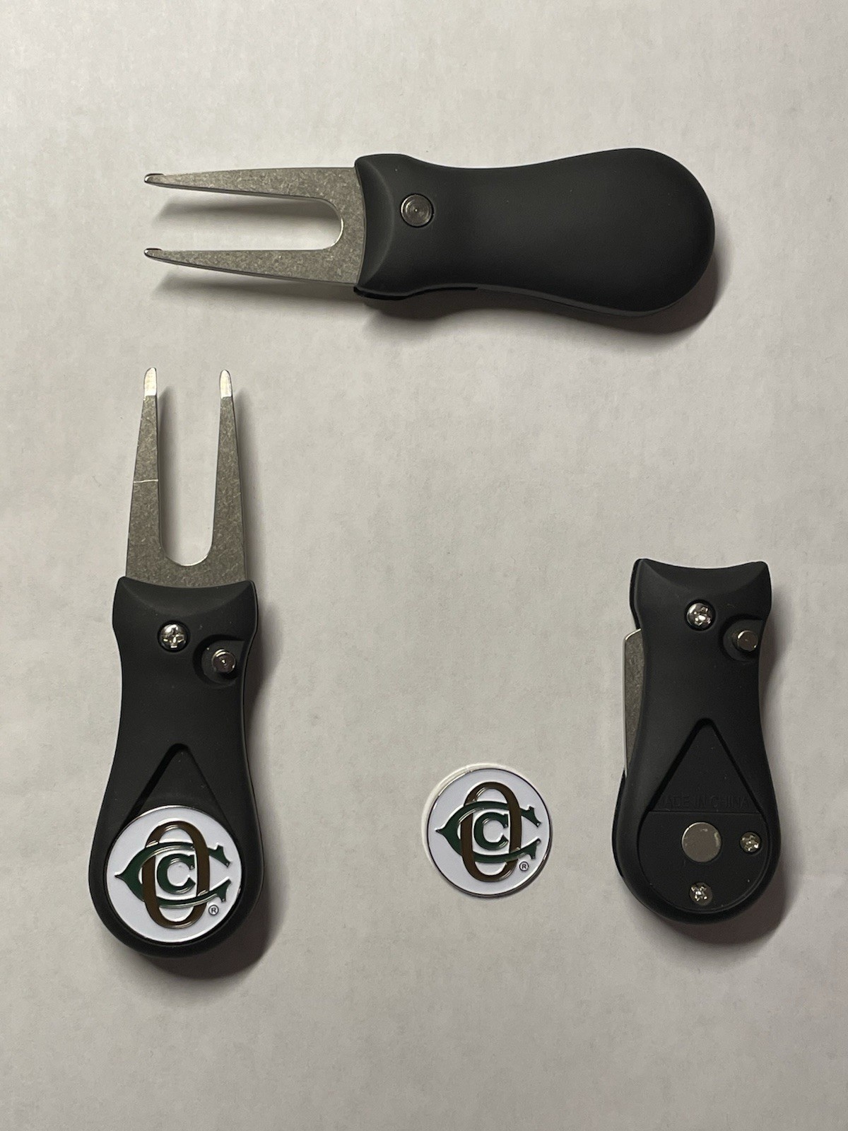 (1) Oakmont Country Club 1" Coin Golf Marker & (1)  Switchblade Golf Divot Tool