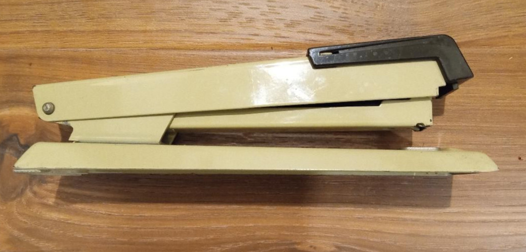 Office Stapler BEIGE Bates 550 Vintage 1970s  New Jersey 26/6 Metal Works Well