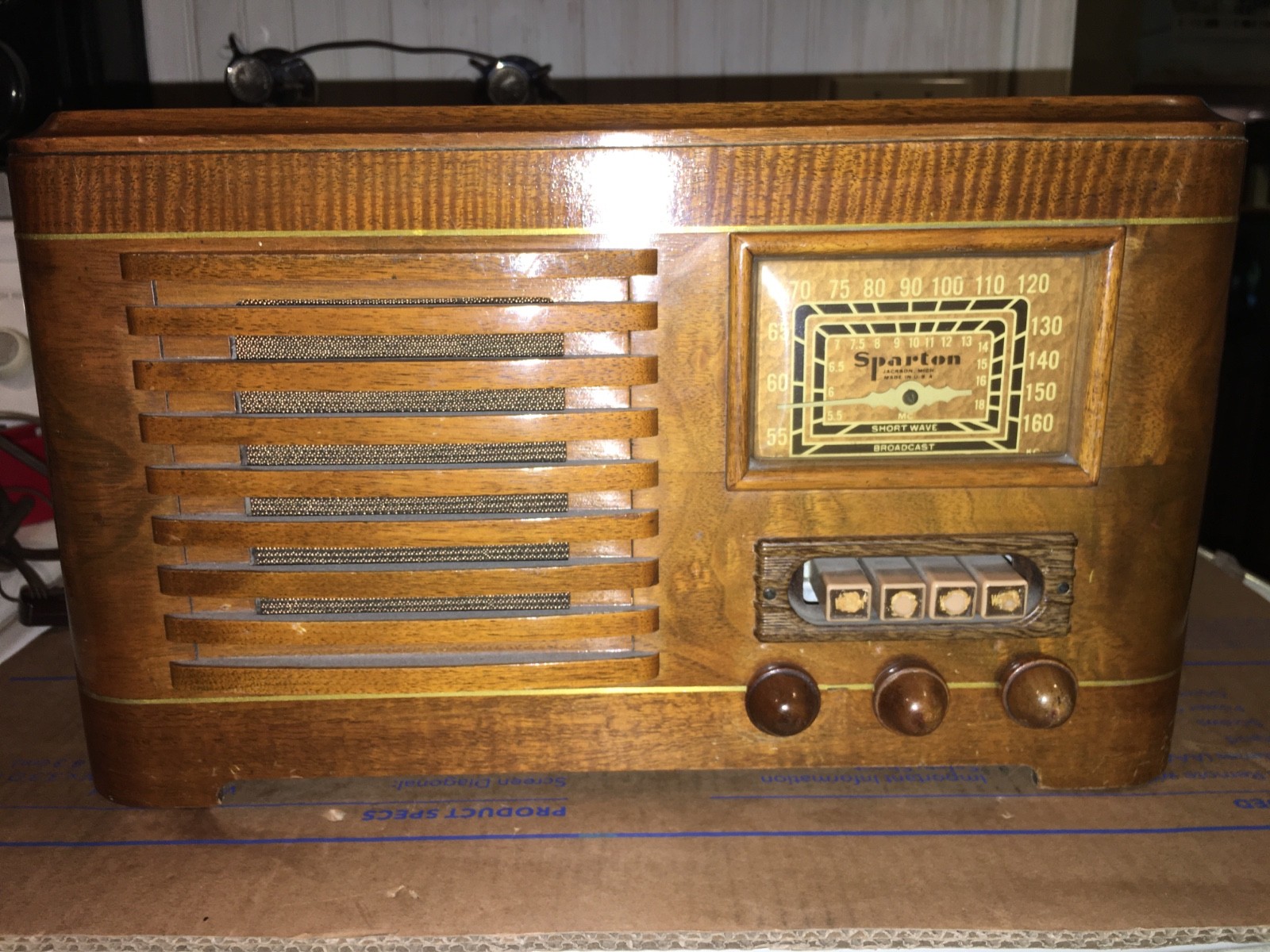 Radio SPARTON model 601-MS , push buttons , RARE , tube  wood tabletop , used