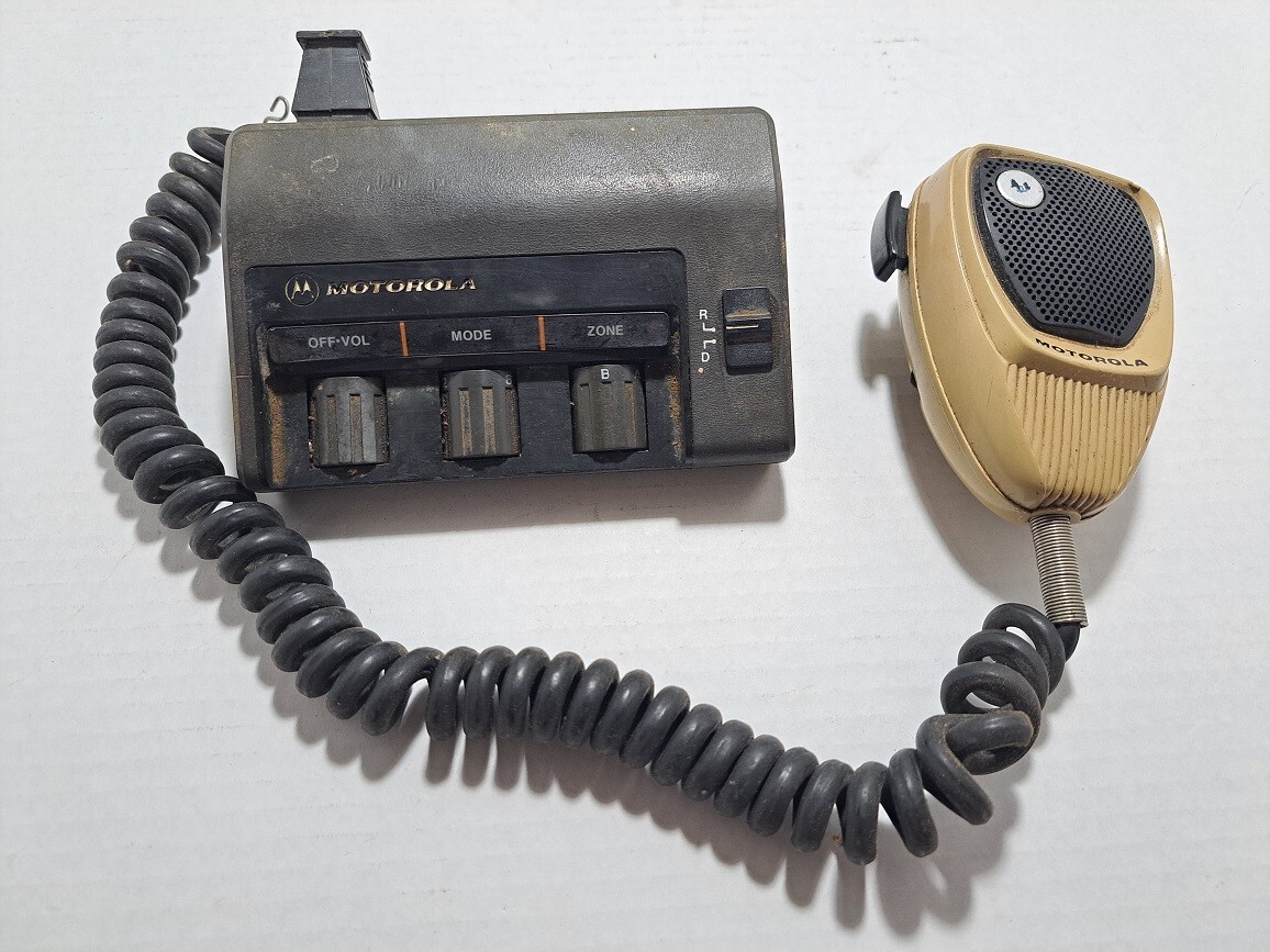 VINTAGE MOTOROLA MARATRAC CONTROL HEAD W/MIC VHF UHF LOW BAND USED