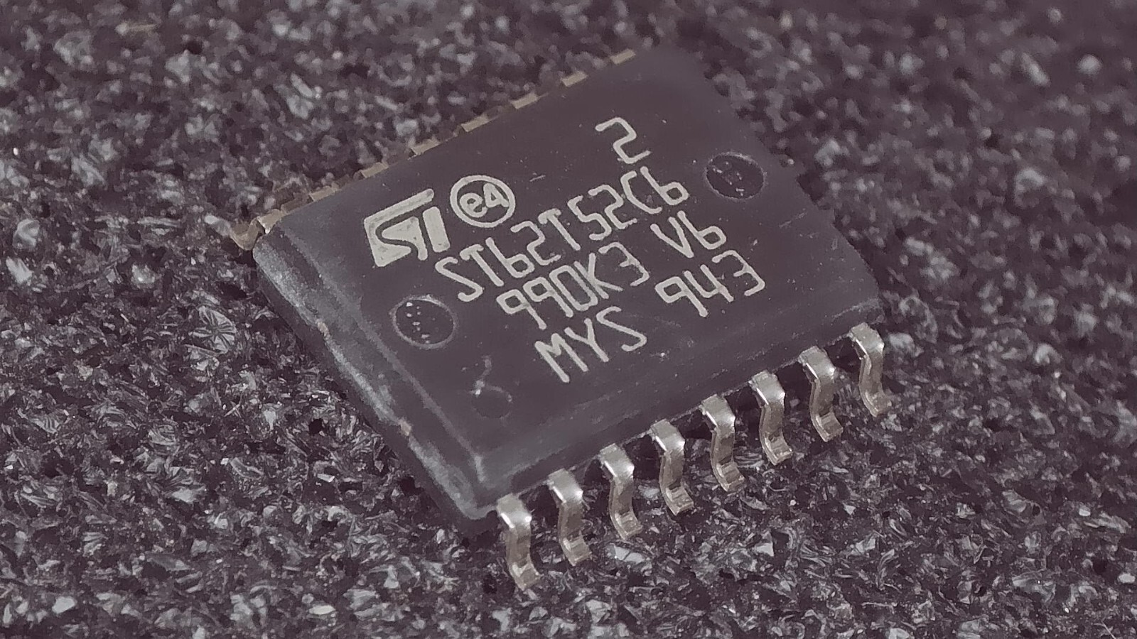 ST Micro ST62T52C6 8-Bit Microcontroller IC SOIC-20 - New