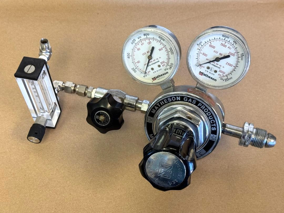 MATHESON PRESSURE REGULATOR 19-3104 C GAUGE 63-3122 0-200PSI 63-3133 0-3000PSI
