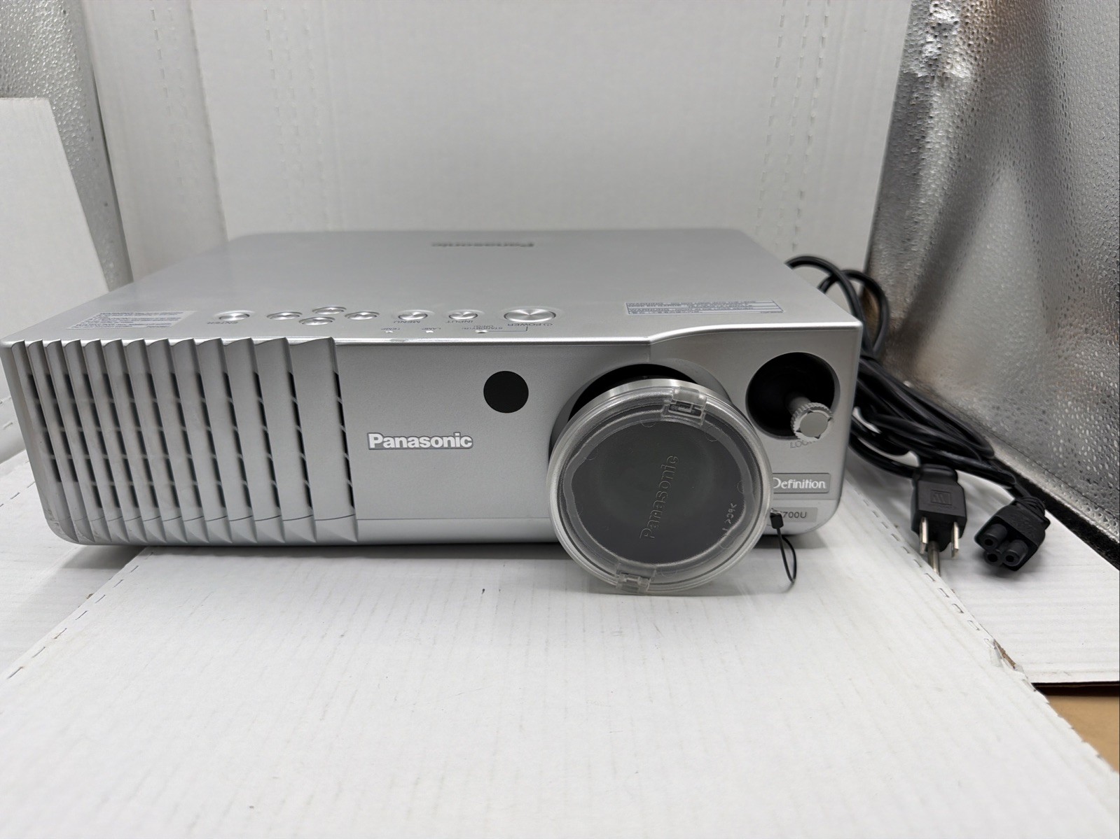 Panasonic PT-AE700U High-Definition Home Cinema LCD Projector HDMI Works Great!
