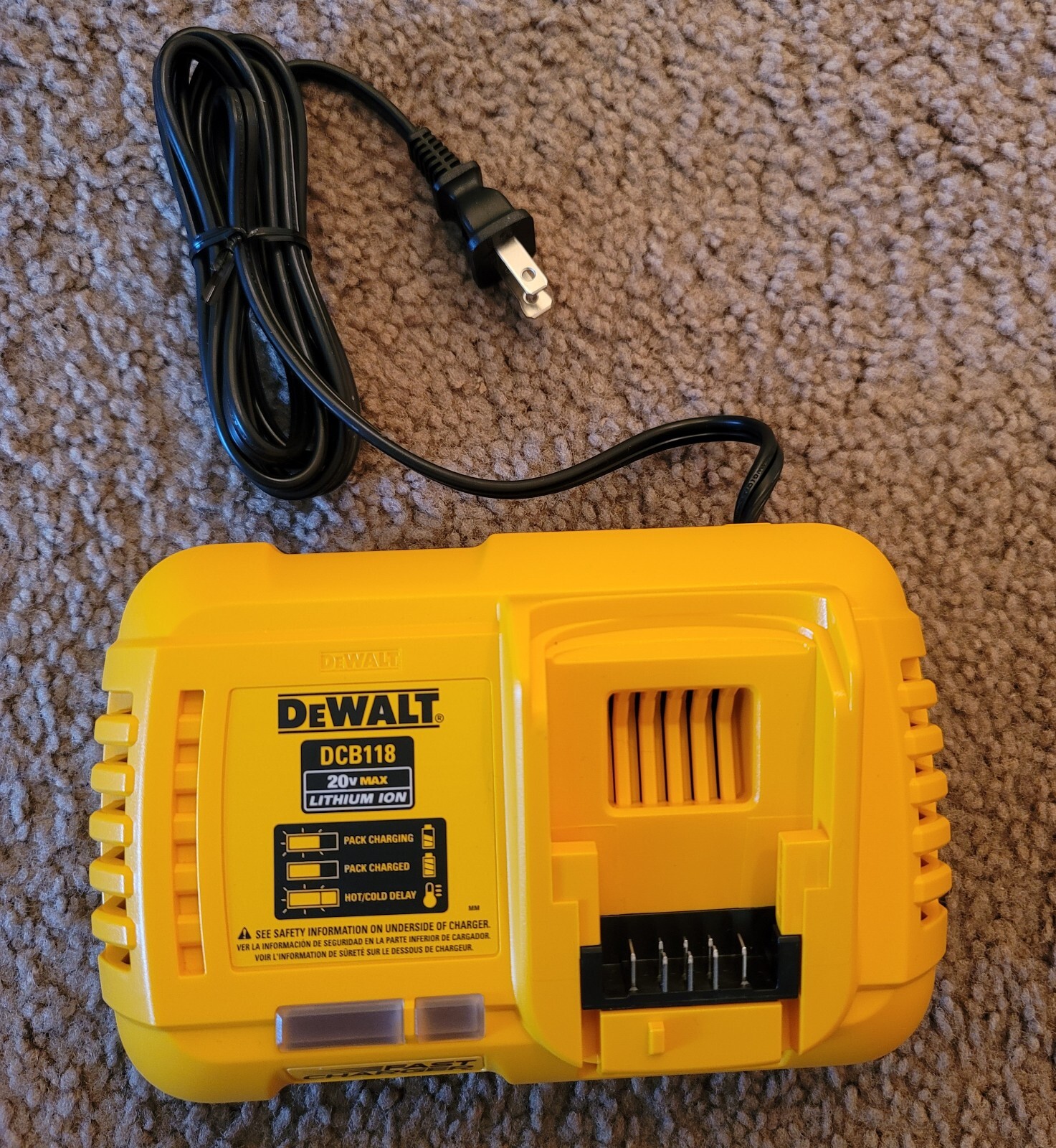 Dewalt Fast Charger DCB118, NEW.