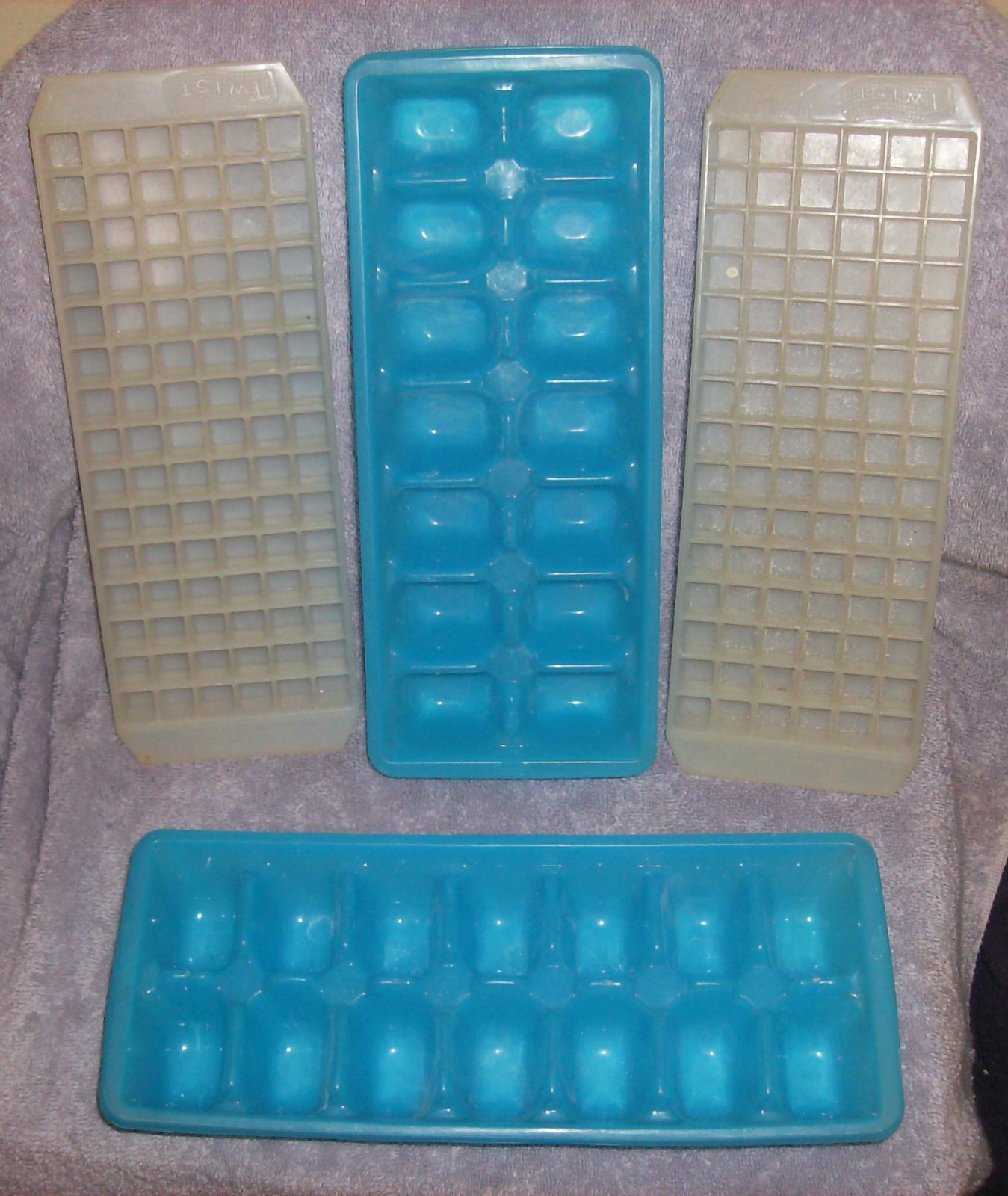 4 PC NEW 2 BLUE ICE CUBE TRAYS & 2 WHITE MINI CUBES TRAYS 10" x 4-1/2" STURDY