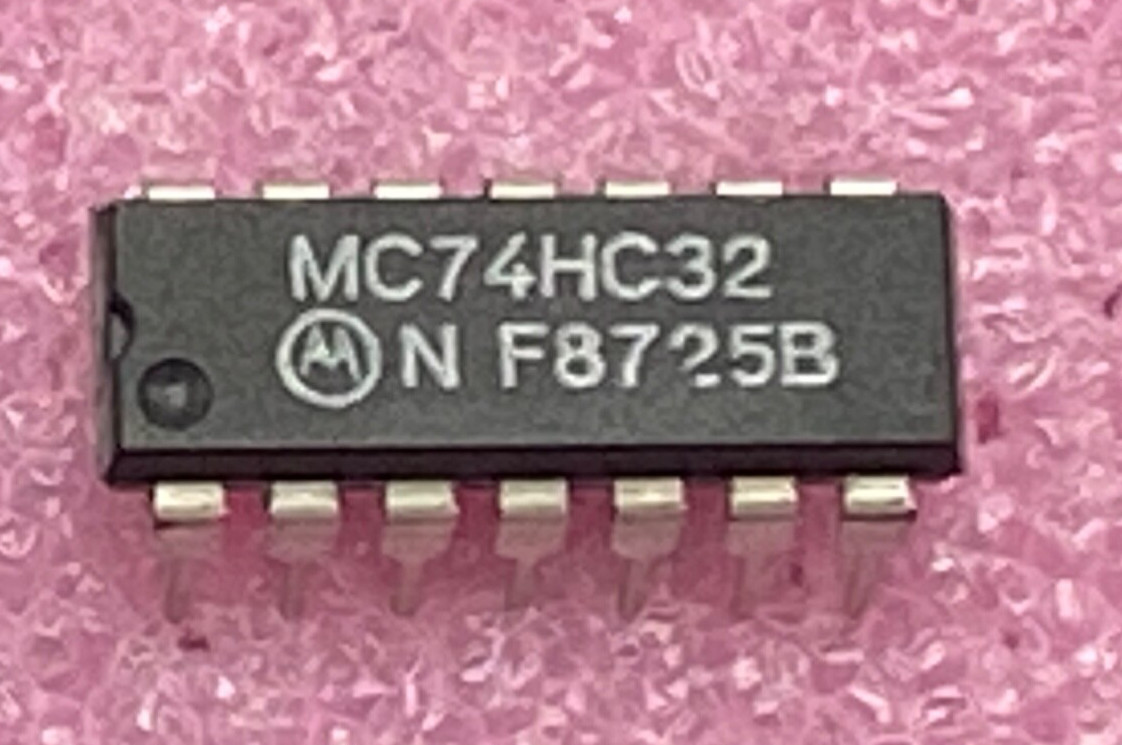 Motorola MC74HC32 quad 2-input OR gate Integrated Circuit