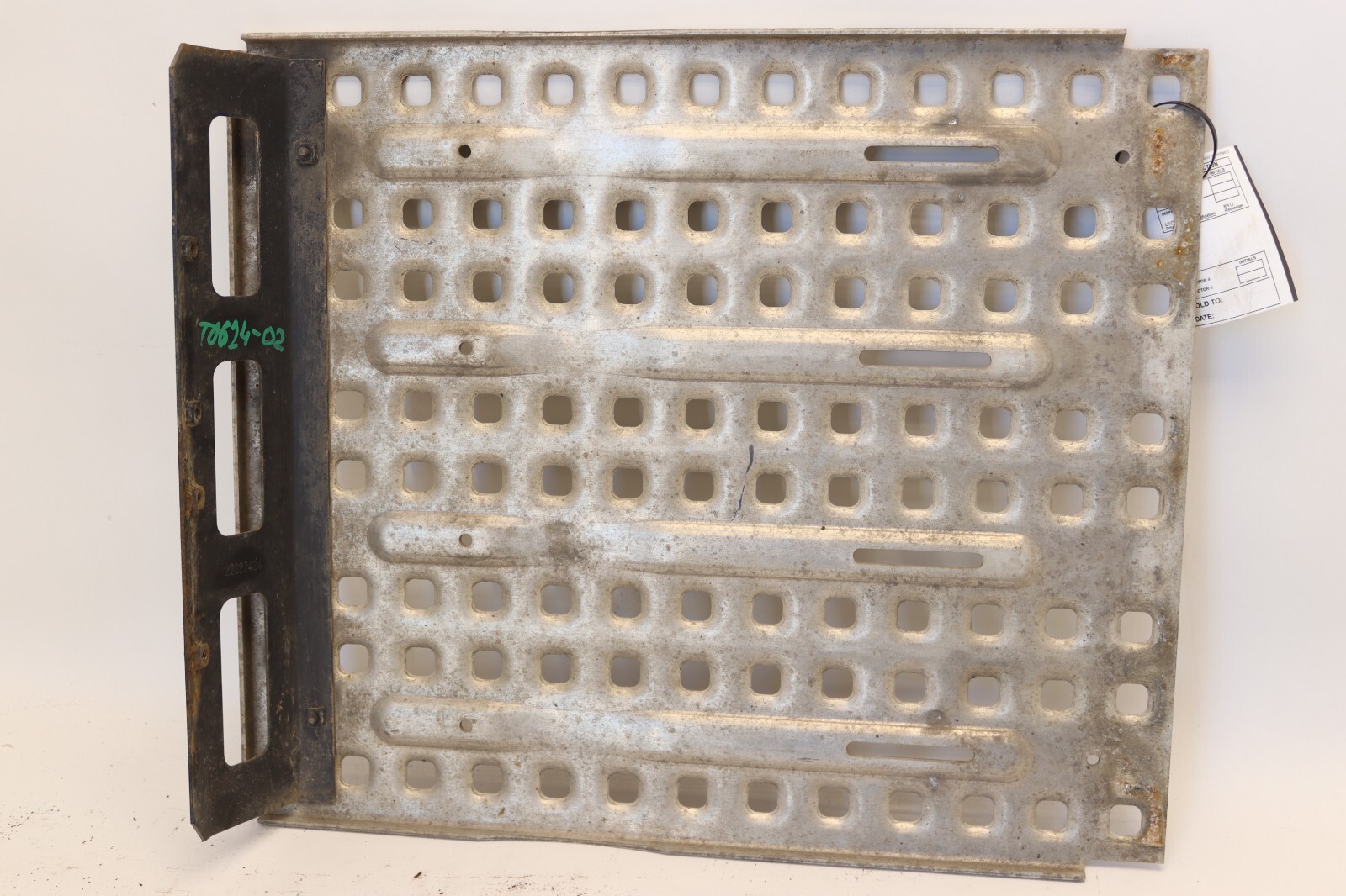 19-23 VOLVO VNL 760/860 DECK PLATE 24IN X 20IN W/REAR FUEL TANK BRACKET OEM