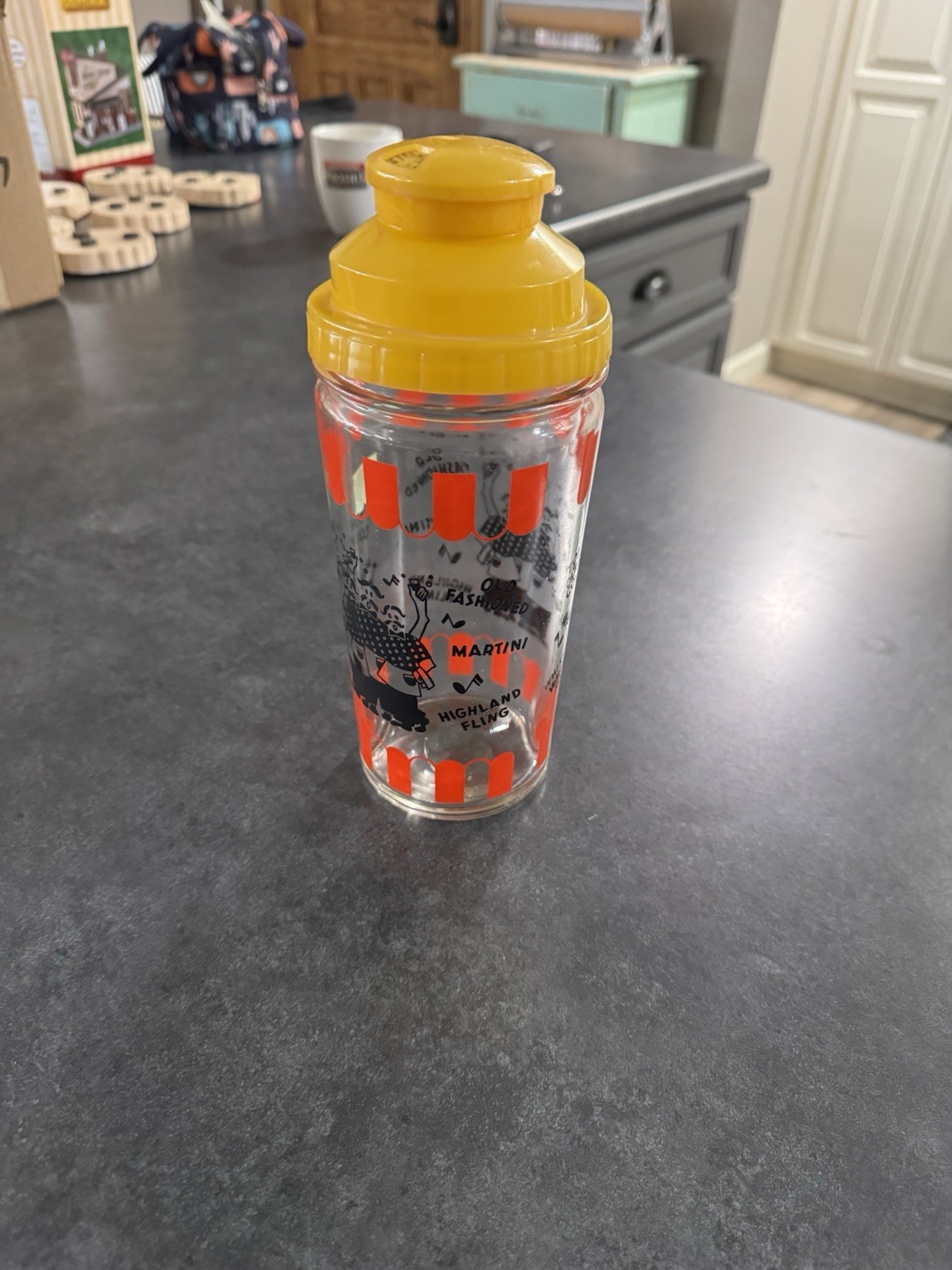 anchor hocking retro cocktail shaker barbershop quartet with yellow plastic top