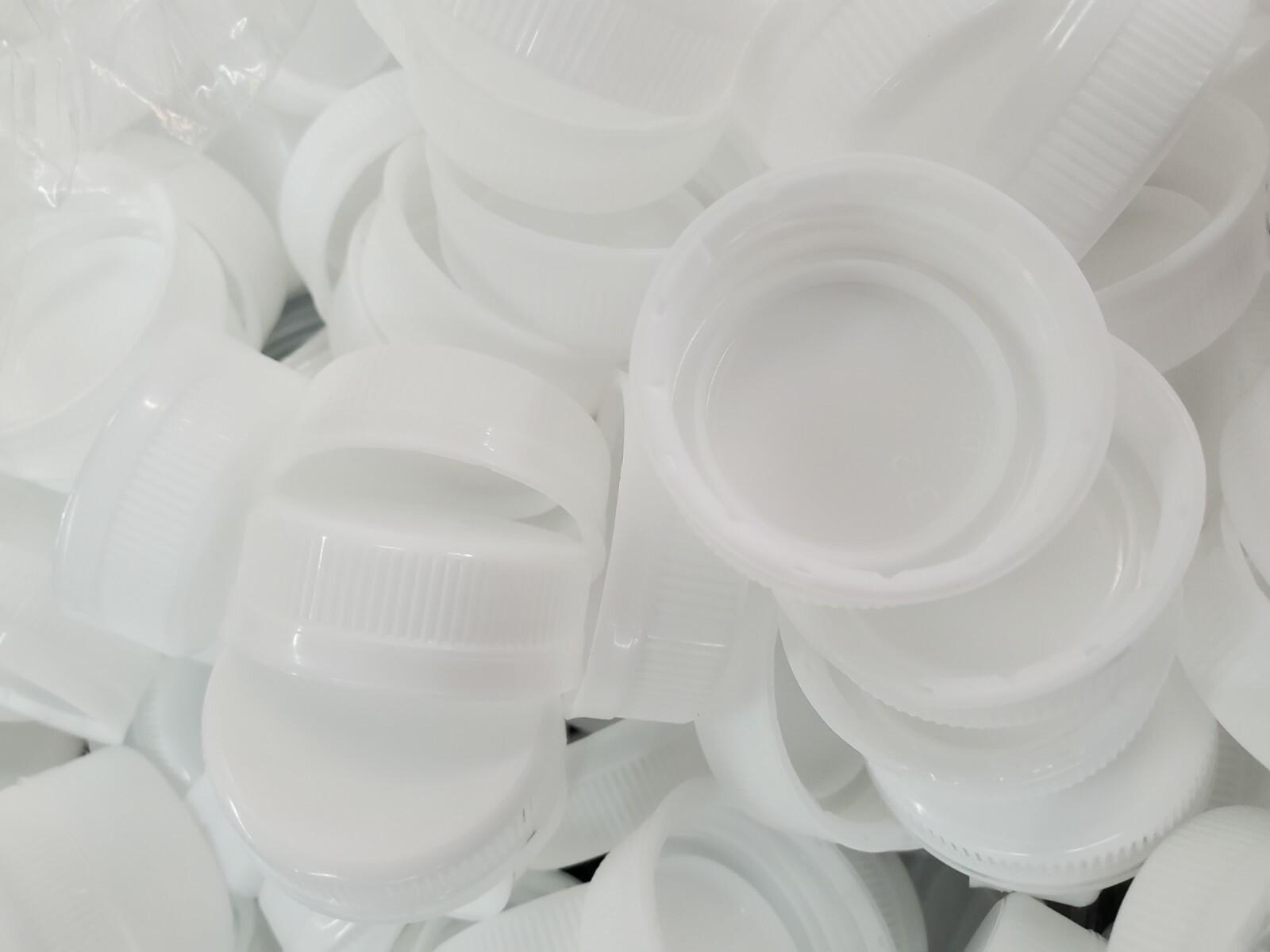 (30) 16 oz. Clear Plastic Juice Bottles with White Caps 👑