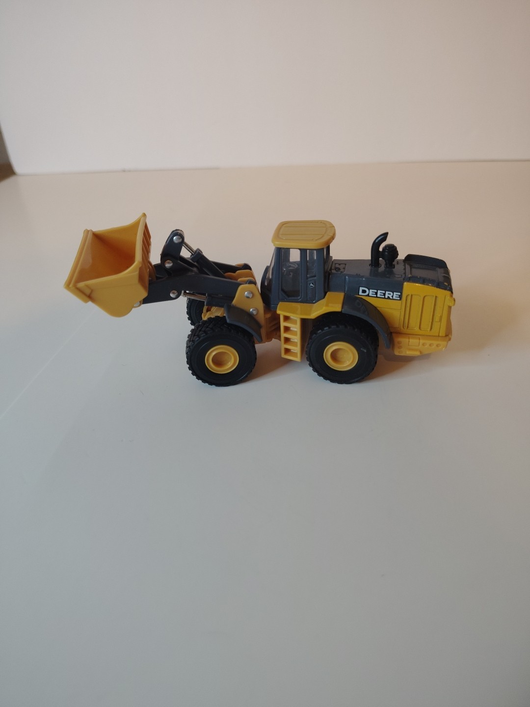 Ertl 1/64 John Deere Four Wheel End Loader by Tomy