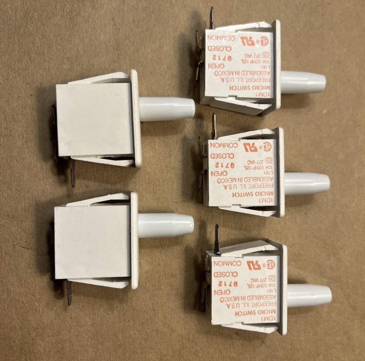 (LOT OF ONE-HUNDRED) Micro Switch 1DM1  L181 10A 1/2HP 125, 250, 277 VAC