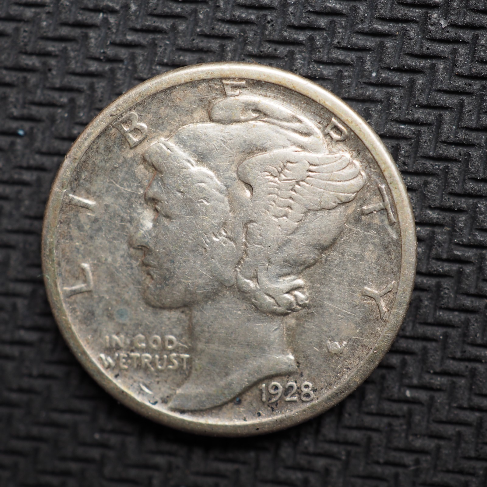 1928  **S**MERCURY   HEAD  SILVER DIME - FREE SHIPPING! C2549