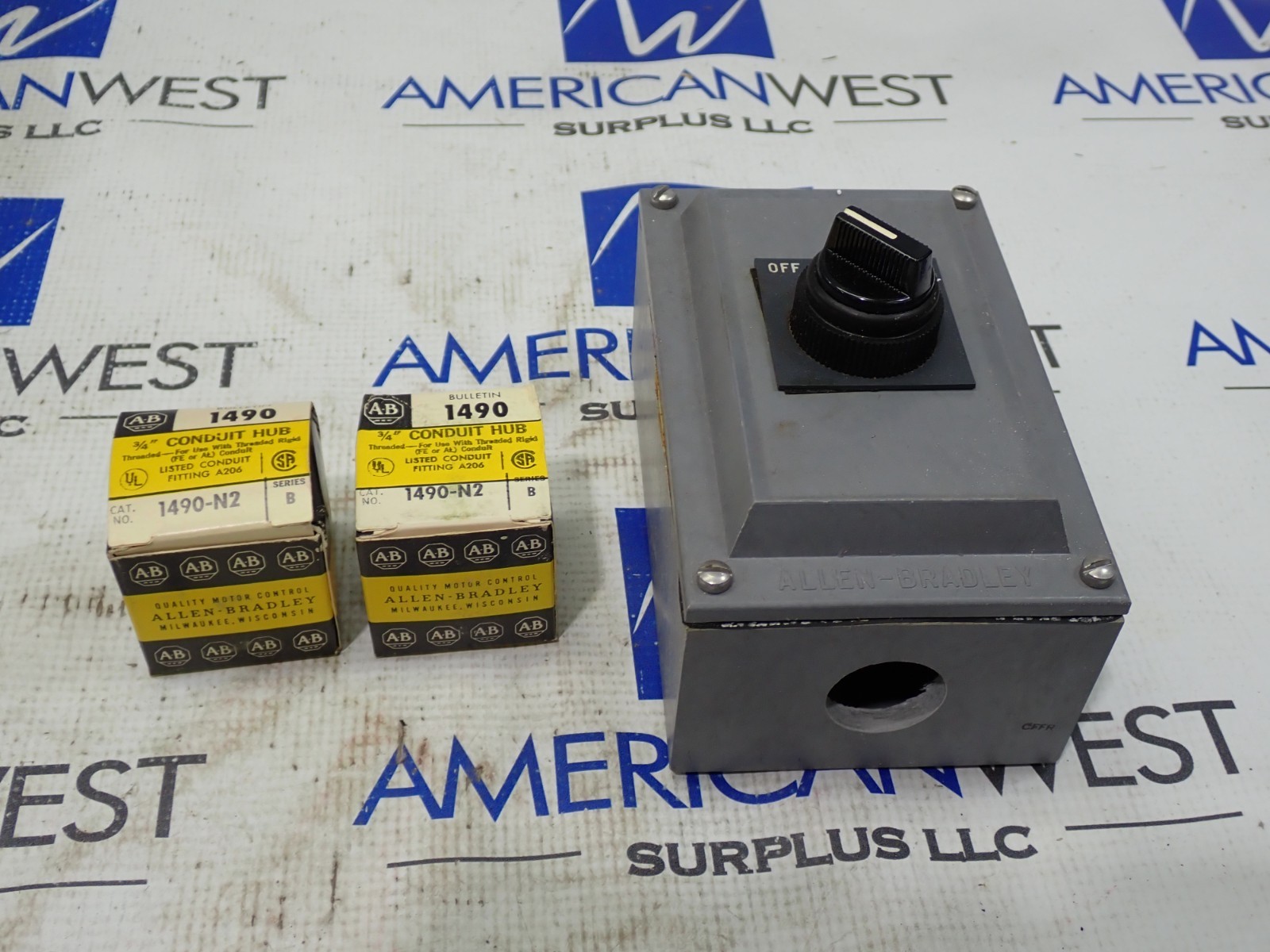 Allen Bradley 800R R2HC4RM1 Selector switch Control Station W/Conduit Hubs