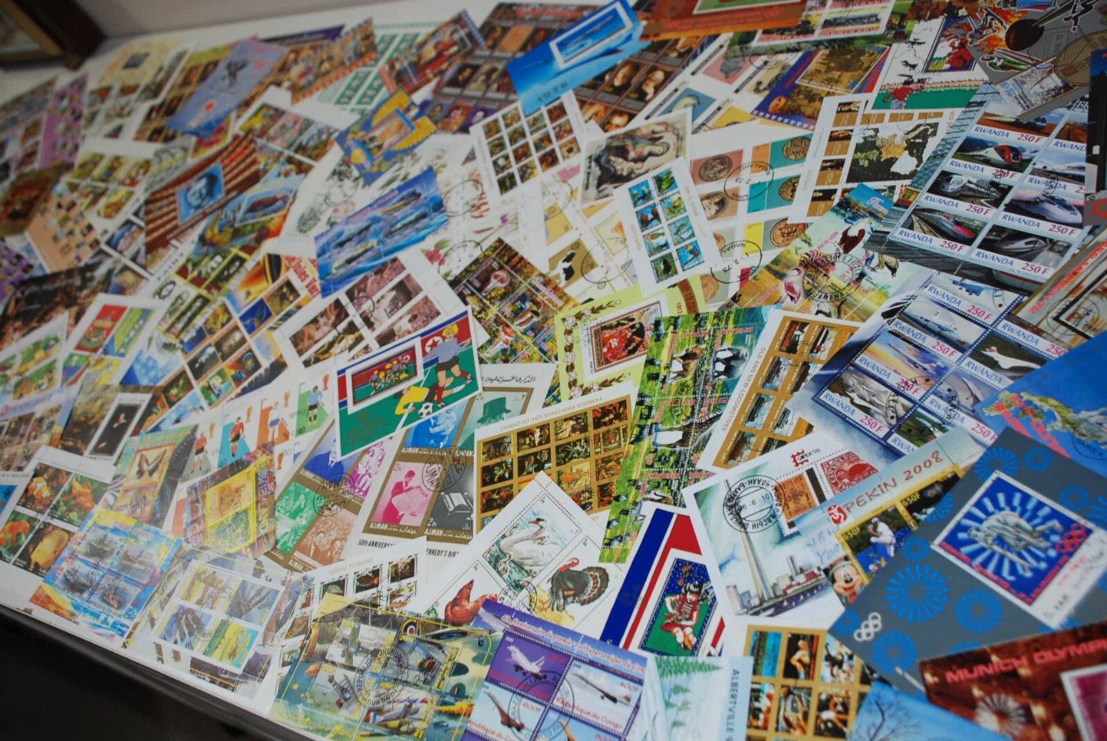DEALER - COLLECTOR LOT - LARGE COLLECTION of SOUVENIR Sheets, MINISHEETS 150+