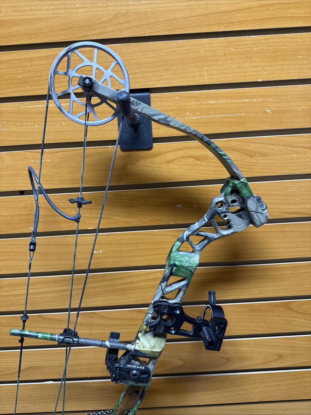 Item 3553 - Redhead Archery Compound Bow - Toxik - RH - 3 Pin Sight