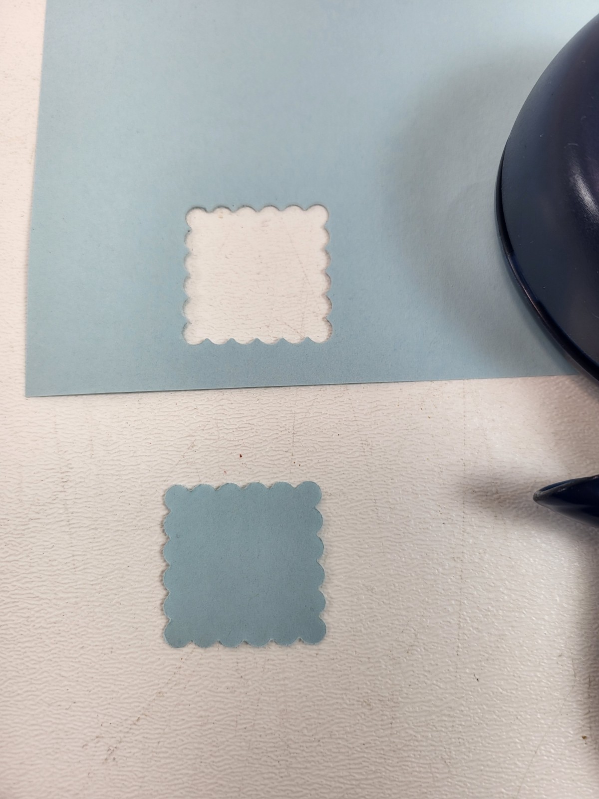 Fiskars Scalloped Square Paper Punch 1" Squeeze Handle