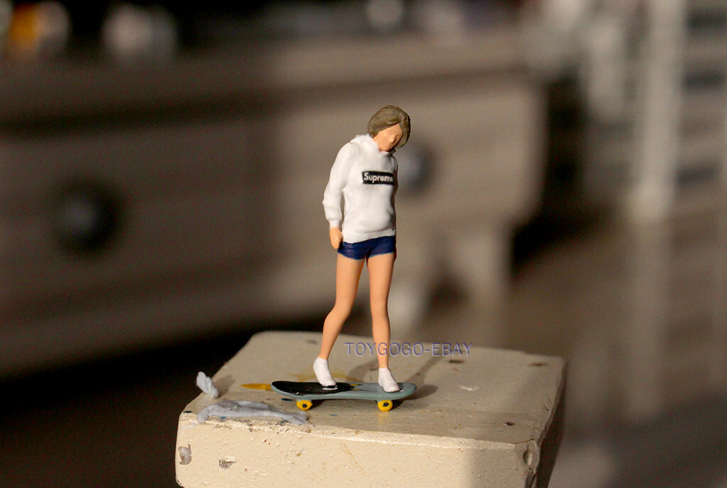 1/64 figure cool girl Skateboarding Sports fit 1:64 car street in STOCK