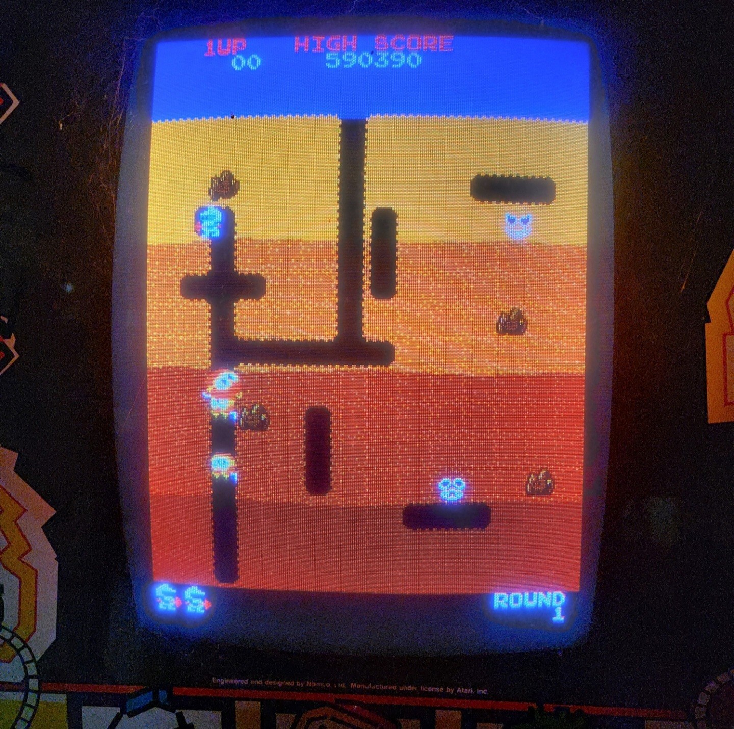 WORKING ORIGINAL - DIG DUG CLASSIC ARCADE GAME STAND UP MACHINE by ATARI 1980's