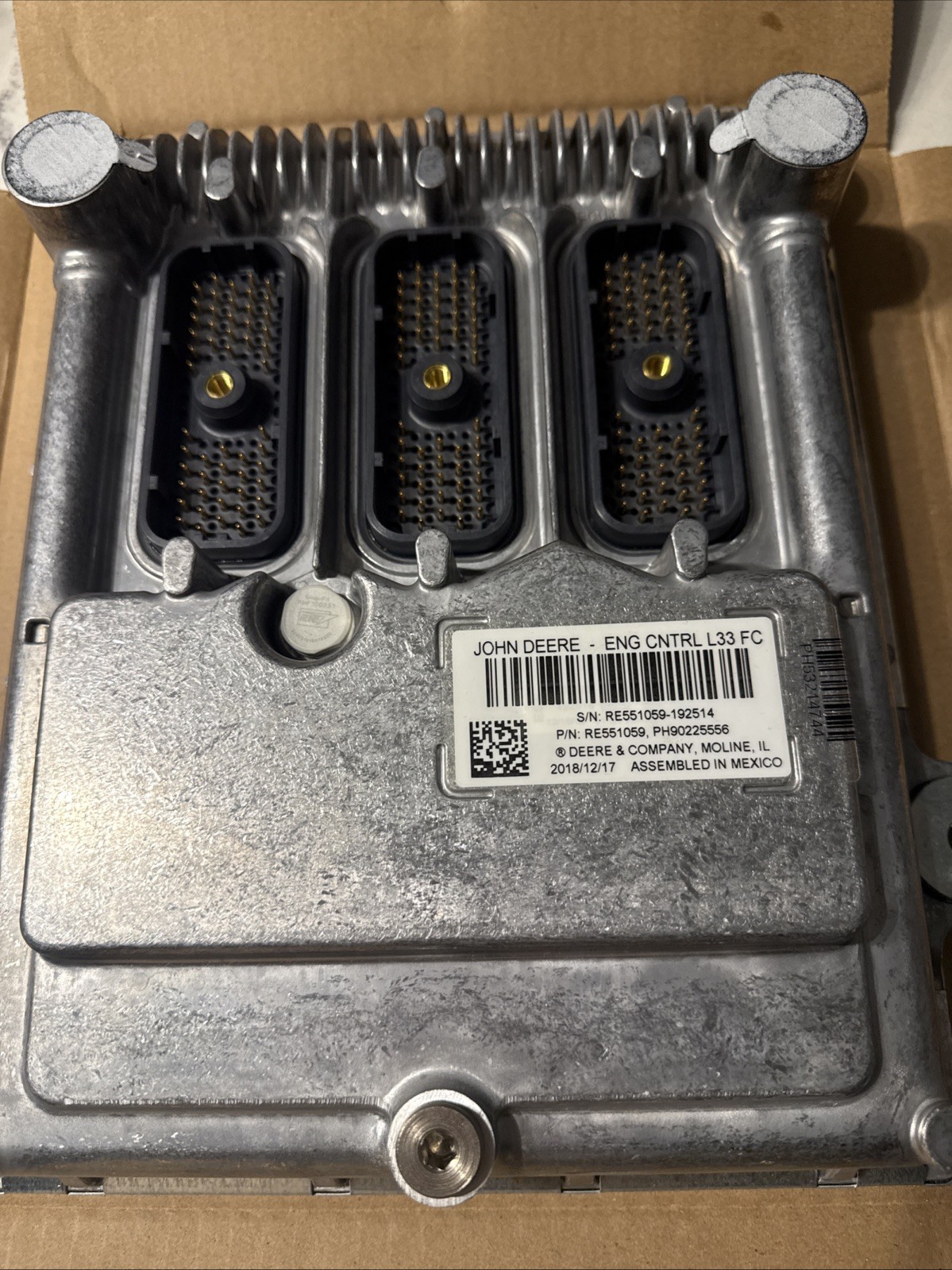 John Deere RE551059 Level 33 Fuel Cooled Engine Controller For 8R 230 337E NEW