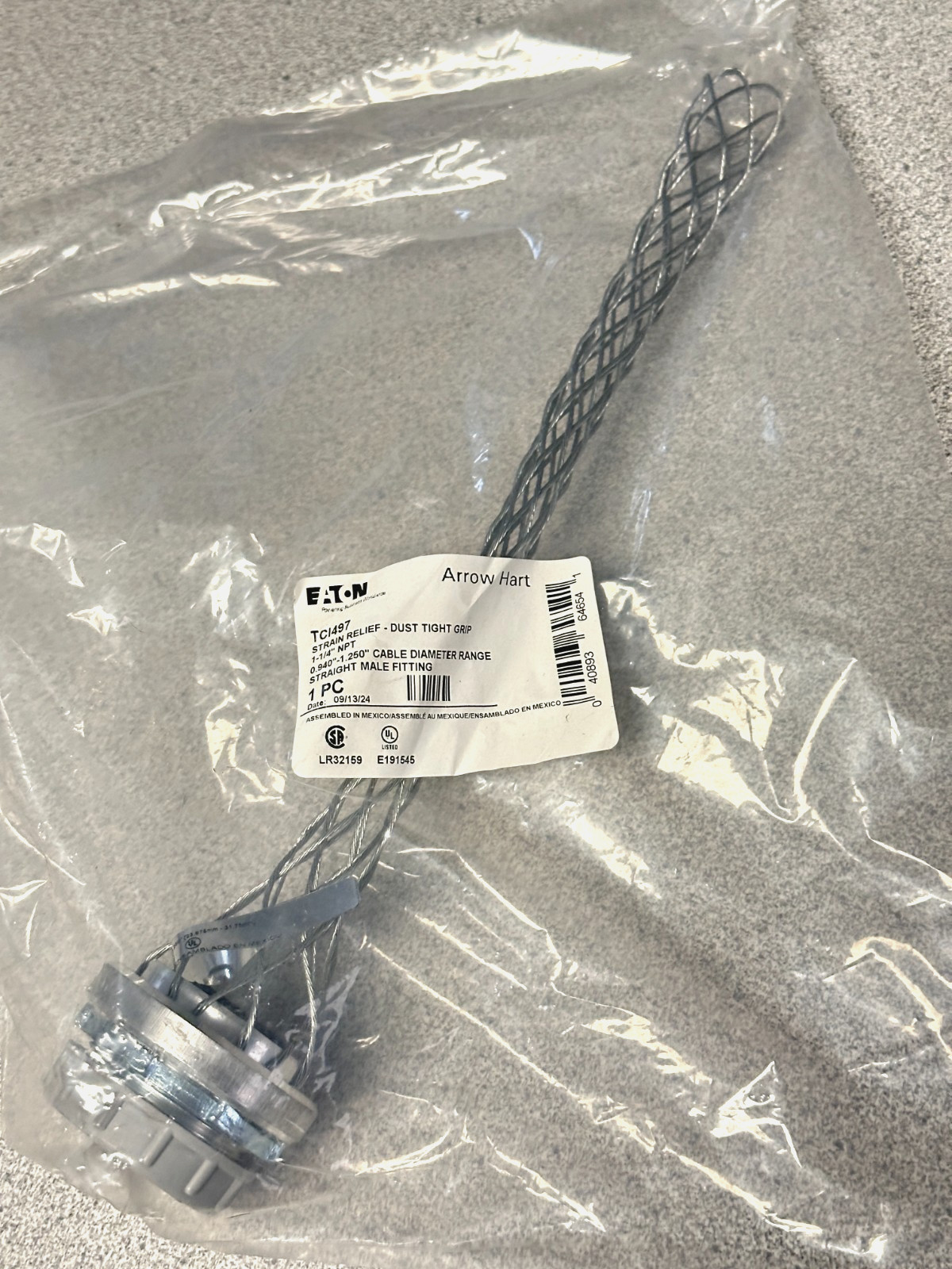 NEW Eaton TCI497 strain relief dust tight grip, 1-1/4" NPT, .94-1.25" cord dia