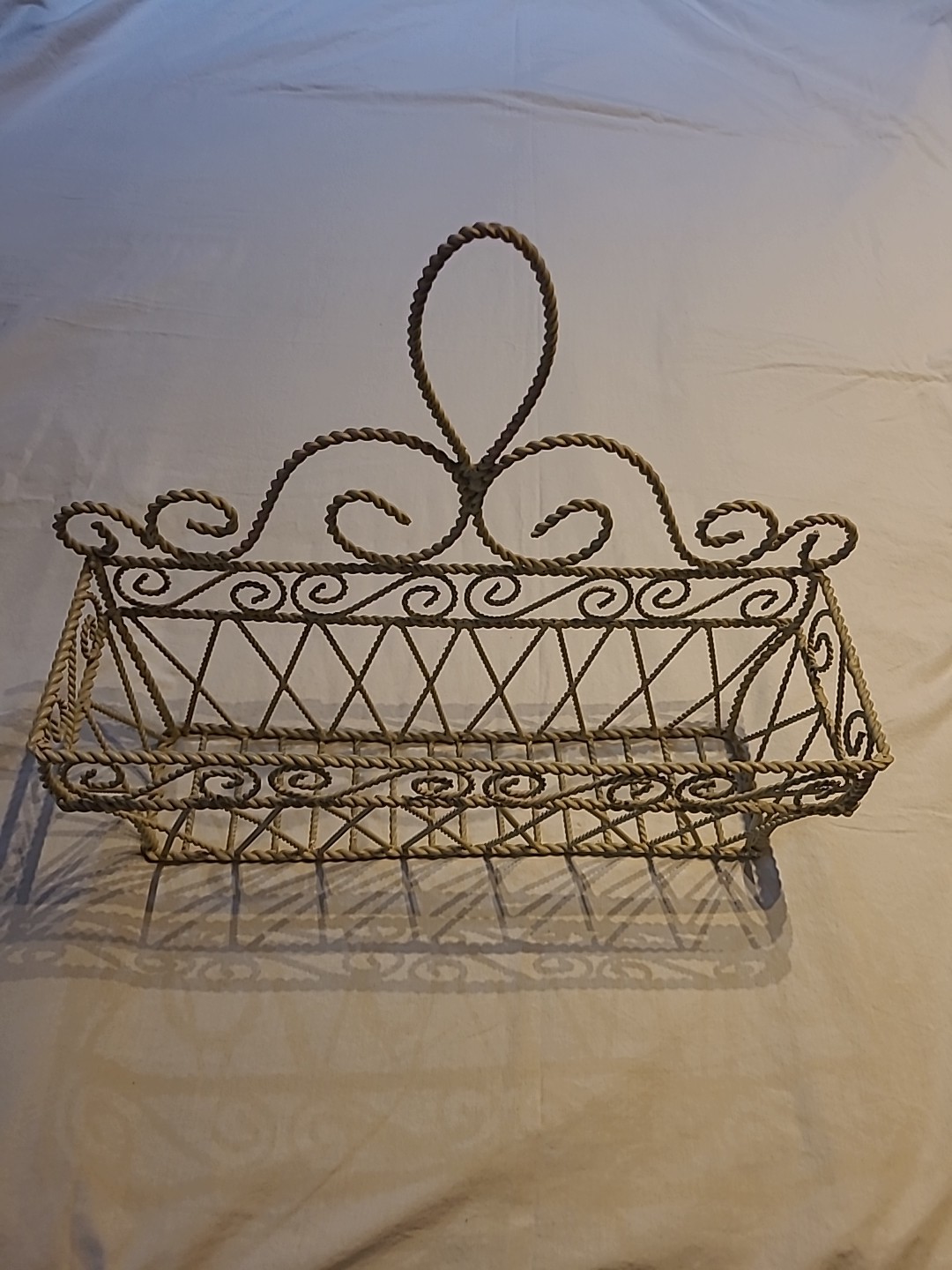 Cottage Twisted Wire Iron Wall Rack Hanging Basket