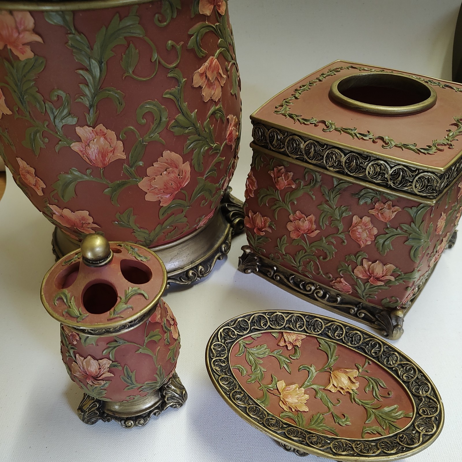 Used Bathroom Set Waste Basket Tissue Box Cover Toothbrush Holder Soap Dish