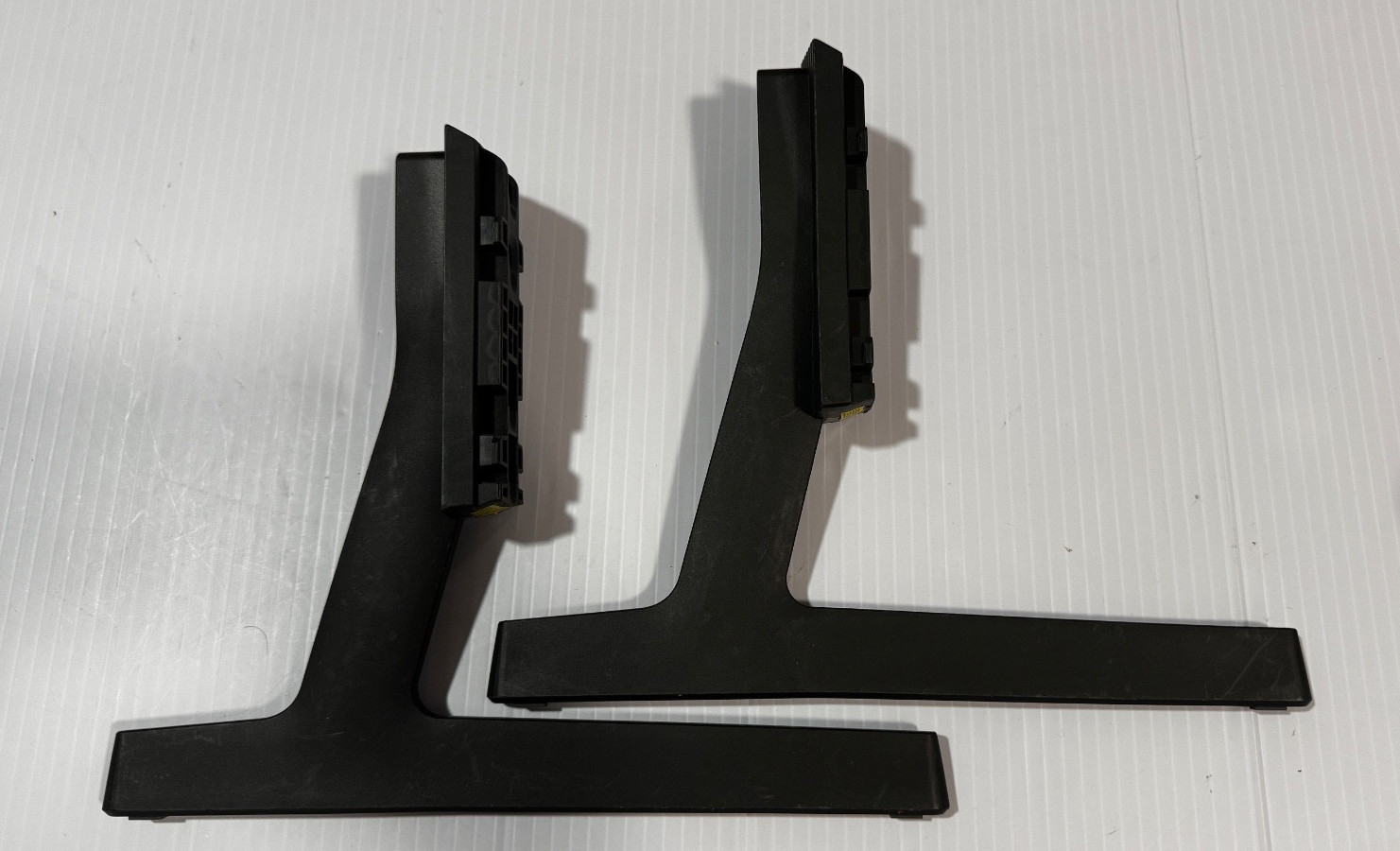 Samsung Tv stand legs Bn63-21124b UN65DU6900 UN65DU7200 QN65QNX1D BN96-58942C