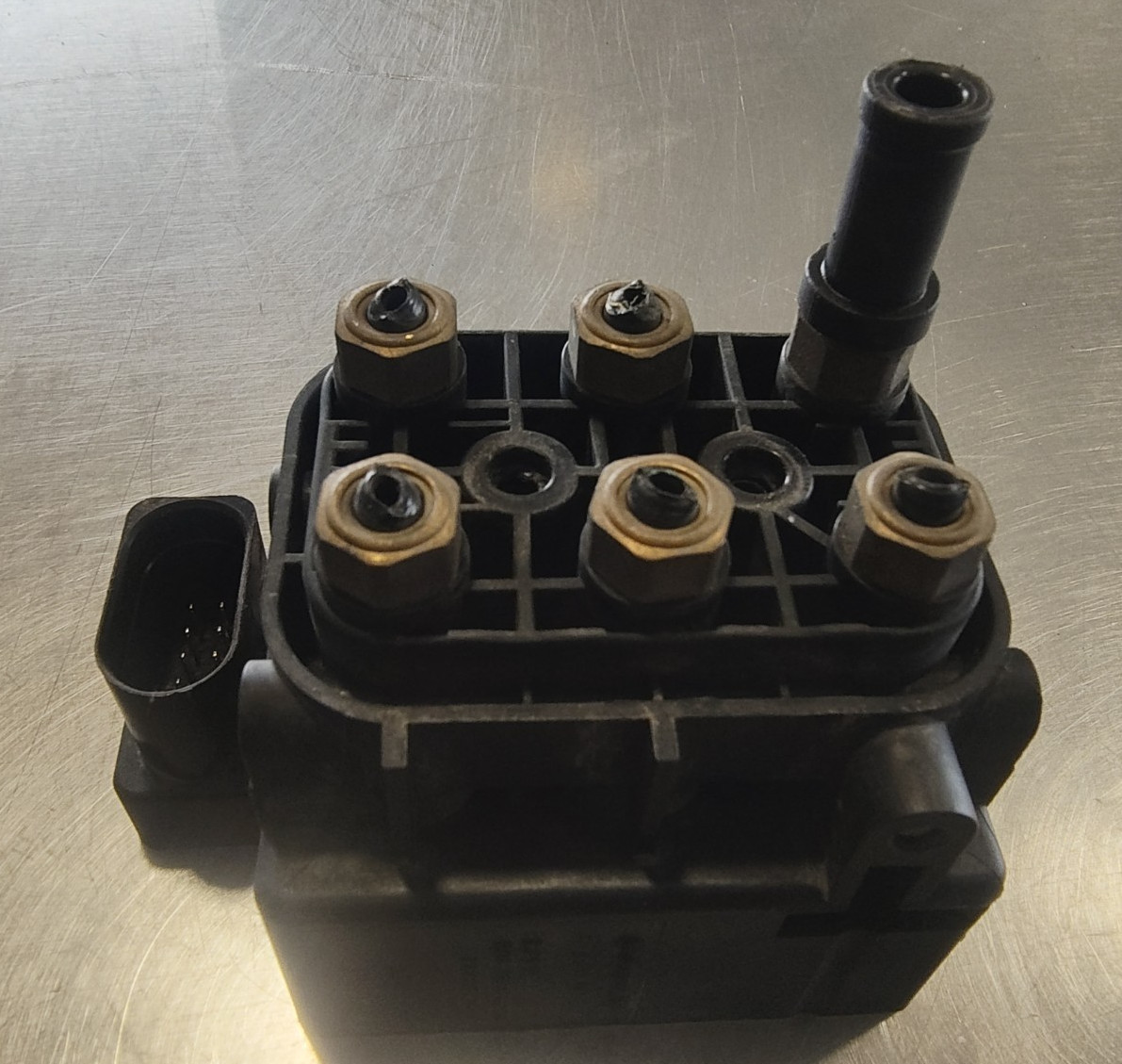 2015 JEEP GRAND CHEROKEE AIR SUSPENSION VALVE OEM 15-1524-00332
