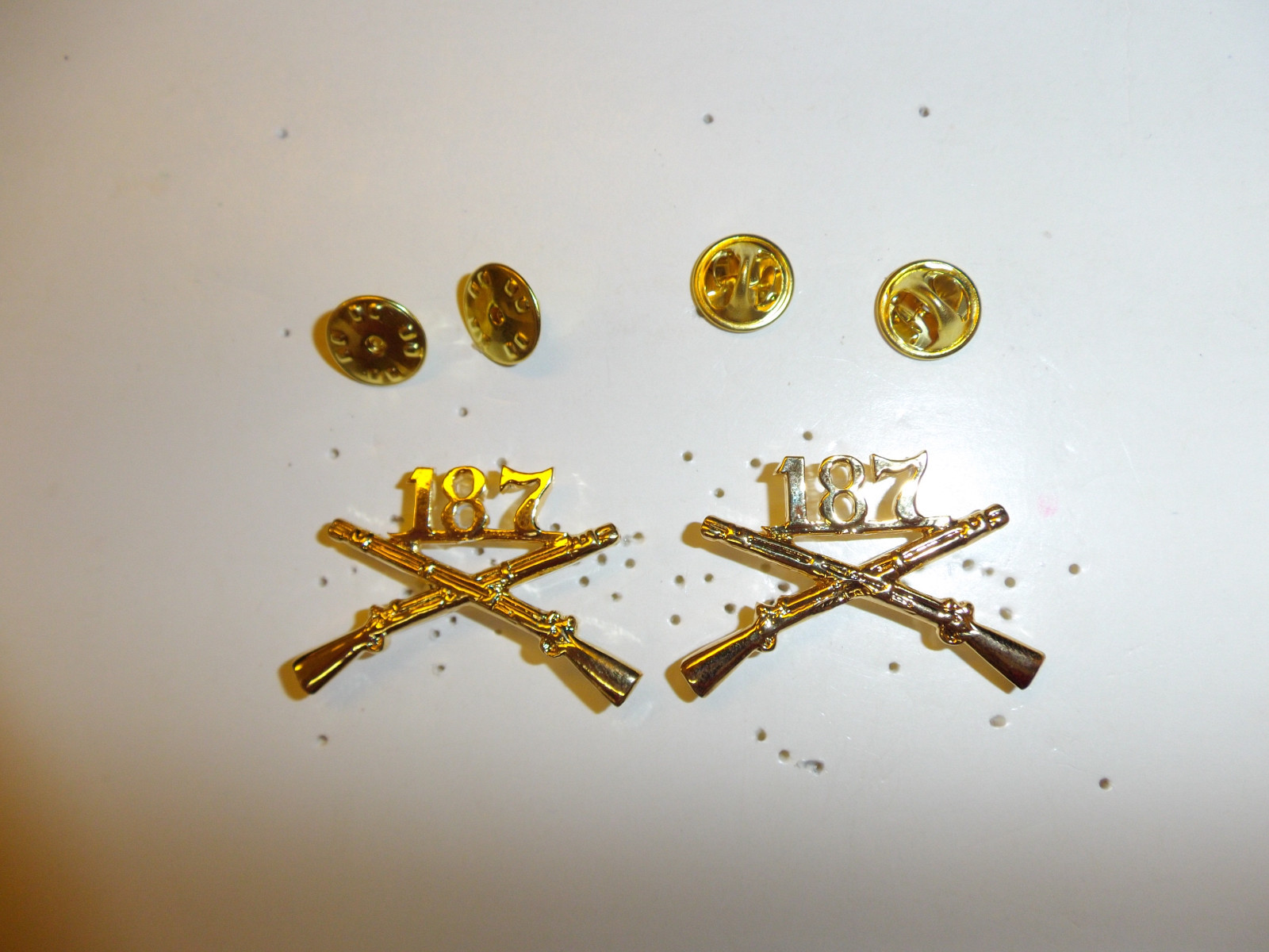 b1288p WW 2 US Army Airborne 187th Infantry Regiment Crossed Rifle pair R8C