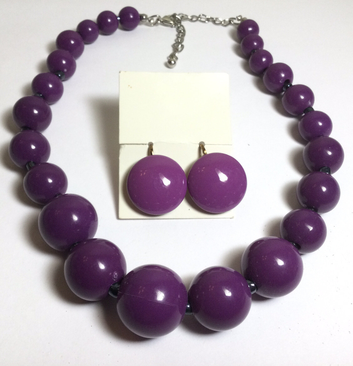 PRETTY PURPLE 17” BEADED NECKLACE AND PAIR OF PURPLE CLIP-ON EARRINGS NICE