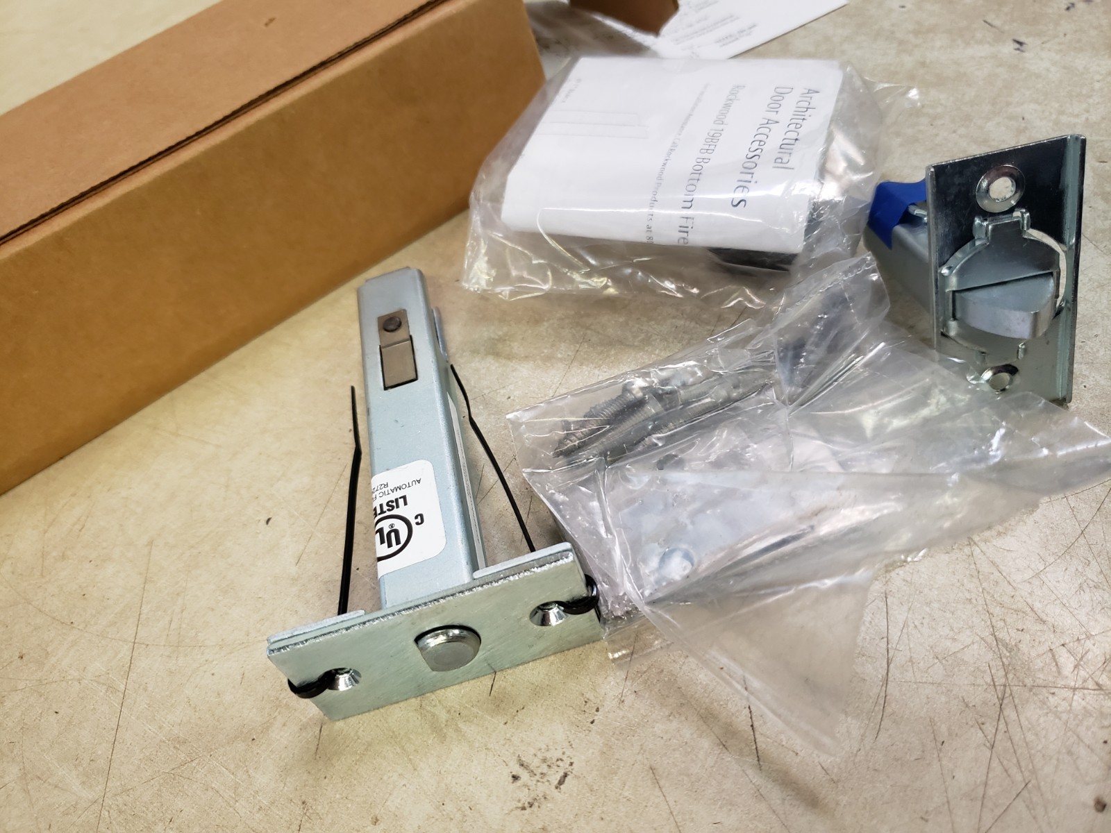 Rockwood 2960.32D Auto Flush Bolt 19BFB US32D