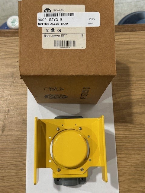 ALLEN BRADLEY 800P-S2YG1B YELLOW  PUSHBUTTON PALM OPERATED  *NEW IN BOX*