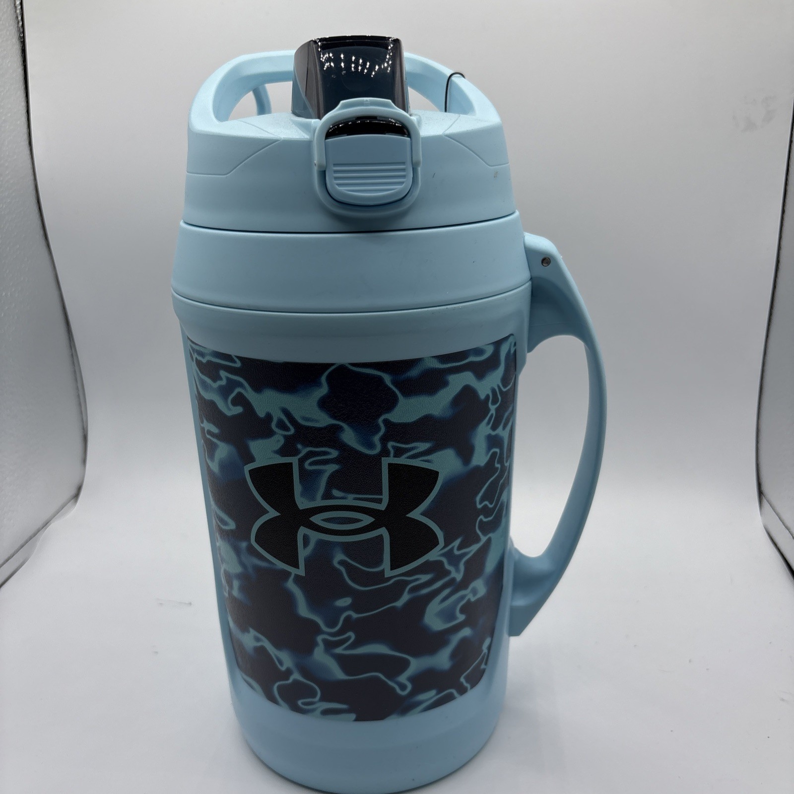 Under Armour Playmaker 64 Oz Water Jug Bottle Light Blue With Navy Camo, NEW