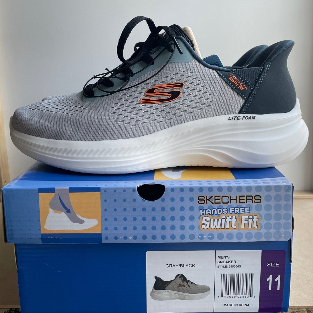 Men’s Skechers Hand’s Free Swift Fit Lite Foam Sneakers w/ Laces Size 11 -- New!