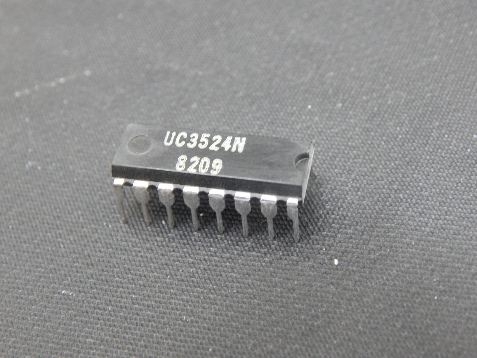 SIGNETICS UC3524N INTEGRATED CIRCUIT 16 PIN DIP - USA SELLER FAST SHIPPING