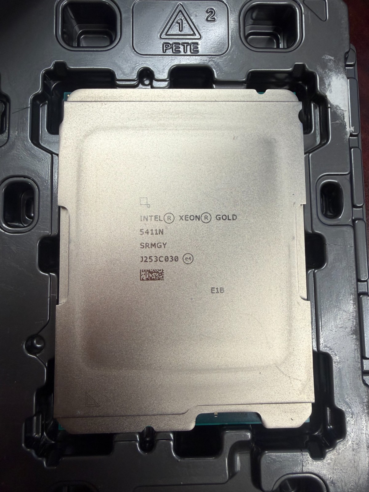Intel Xeon Gold 5411N SRMGY / 6330 SRKHM