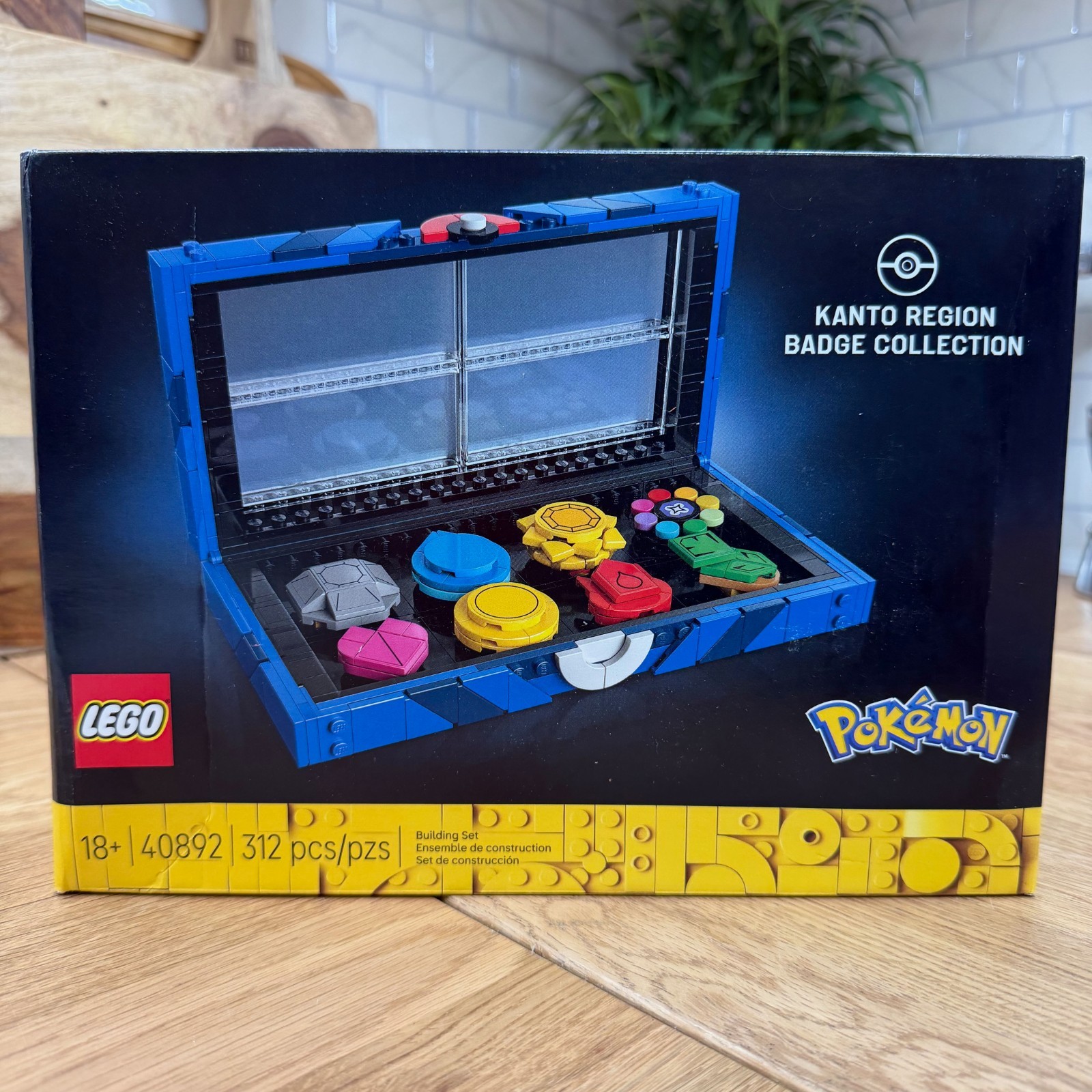 LEGO Kanto Region Badge Collection Set #40892-1 NEW SEALED IN BOX