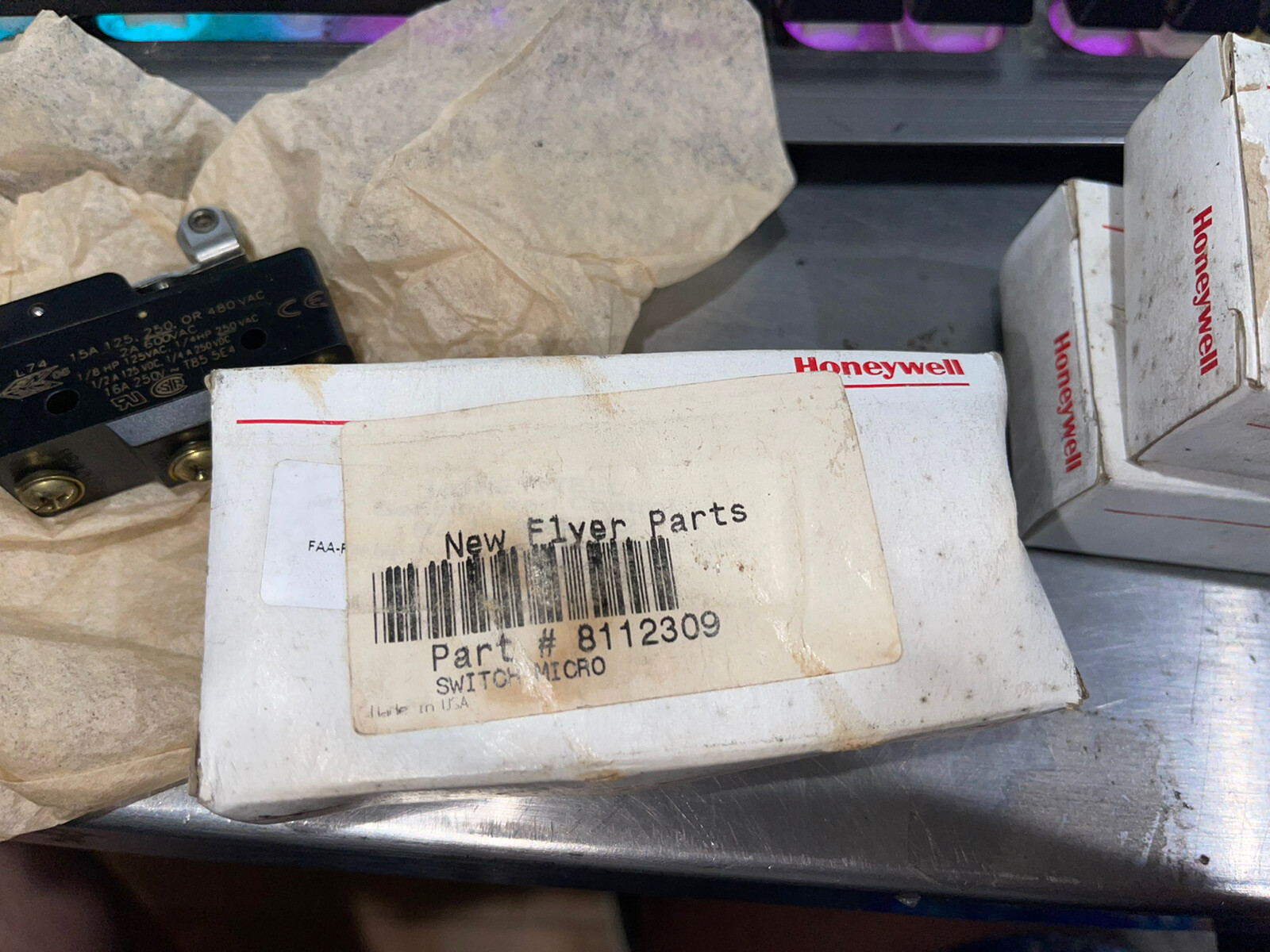 Honeywell MicroSwitch BZ-2RW822-A2 Short Lever Roller 15A.New Flyer 8112309.ONE