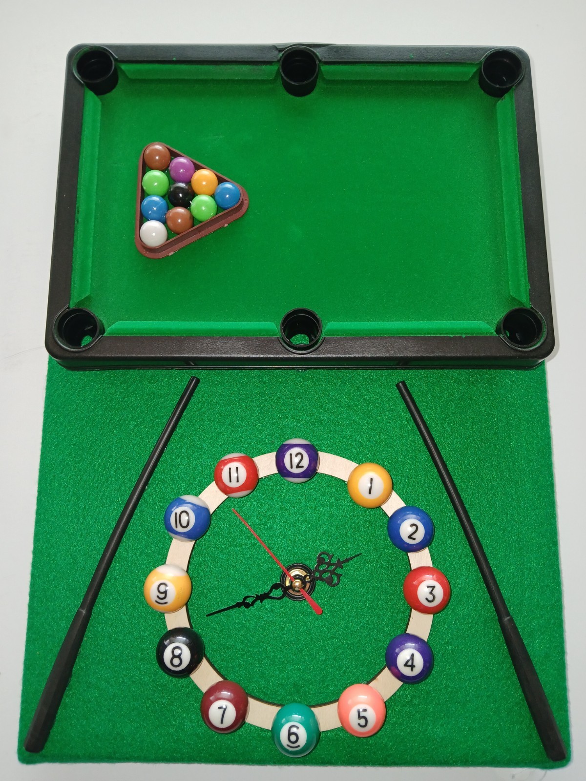 Pool Table Wall Clock BILLIARDS 8 Ball  Pool Sticks Analog Display Time Clock