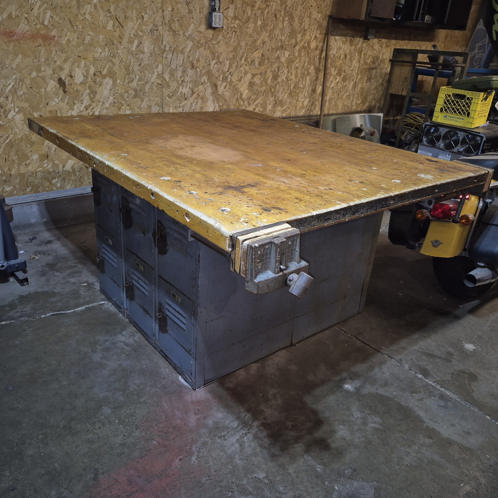 Heavy Duty 4 Station Wood Work Bench 12 Lockers 3 Wilton Vises