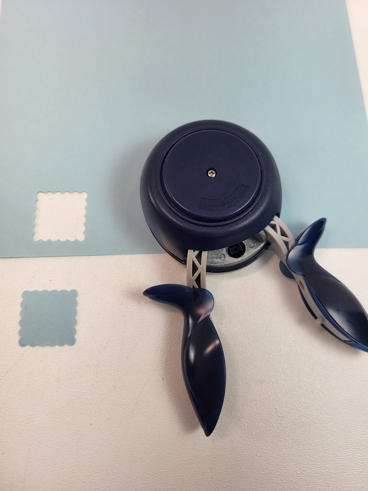 Fiskars Scalloped Square Paper Punch 1" Squeeze Handle