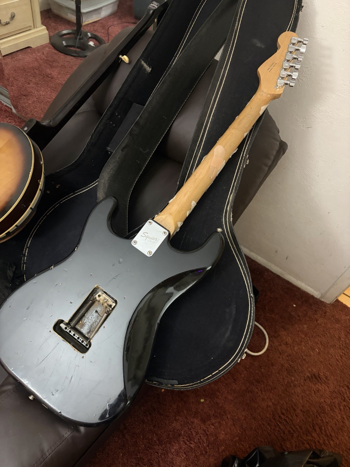 Squier Stratocaster Black Right-Hand 6-String Rosewood w/ Hard Case