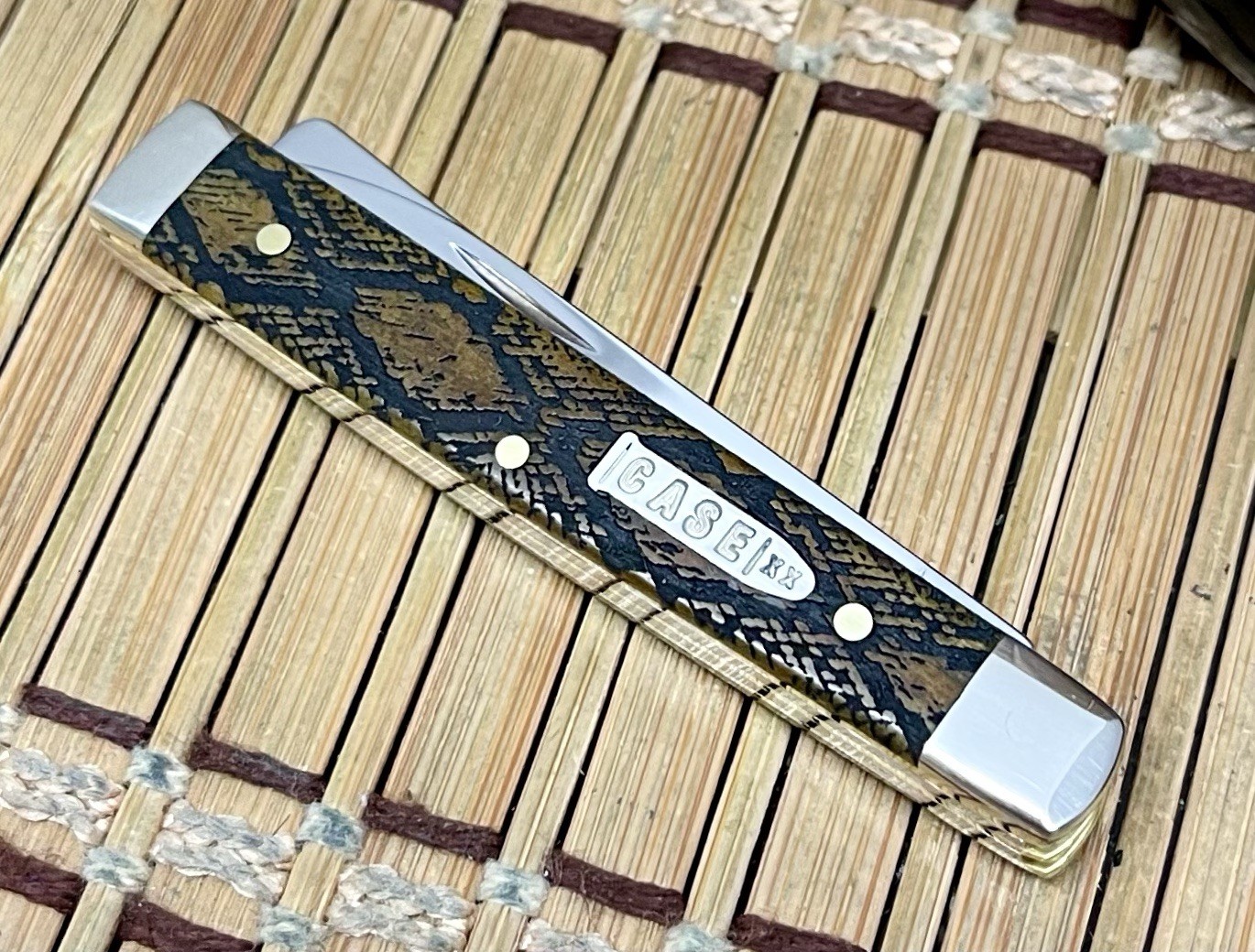 Case XX USA Antique Bone Diamondback Snake Skin 1/500 Baby Doc Doctor Knife NEW