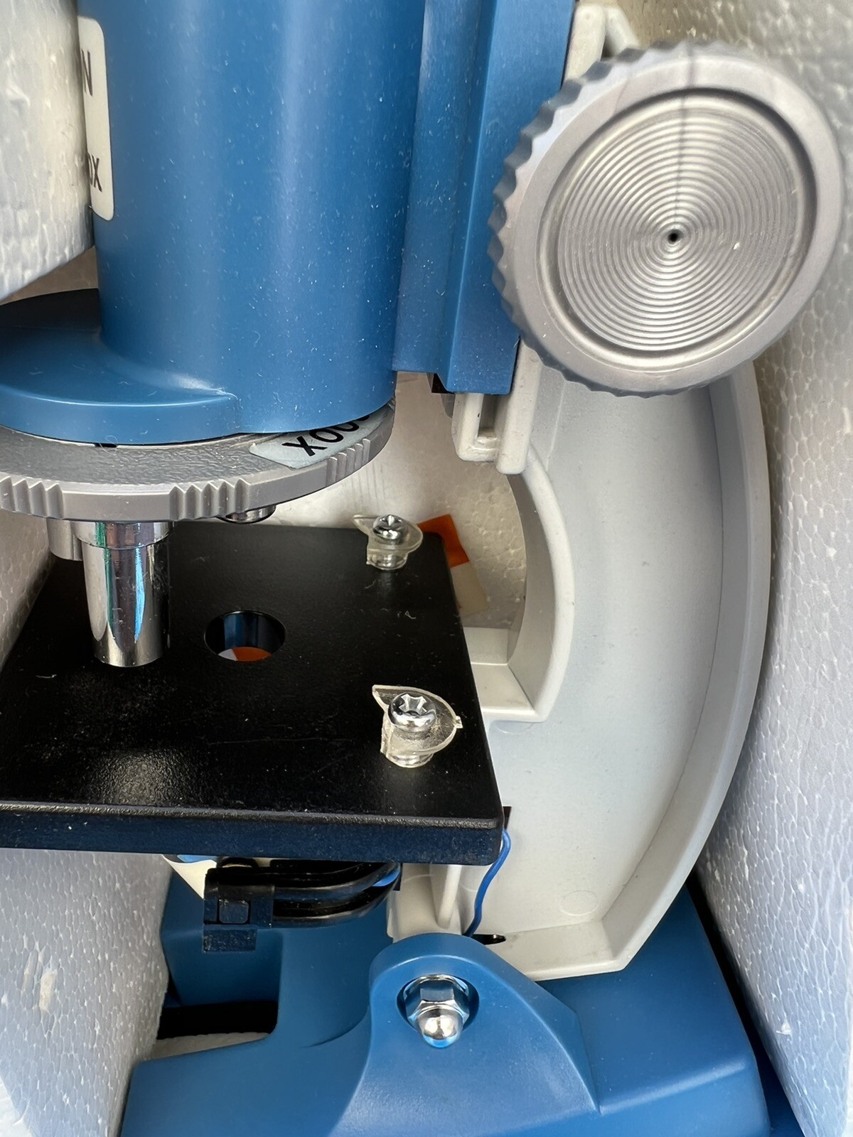 Study 600 x 300 x 100 Microscope Lab by Micron