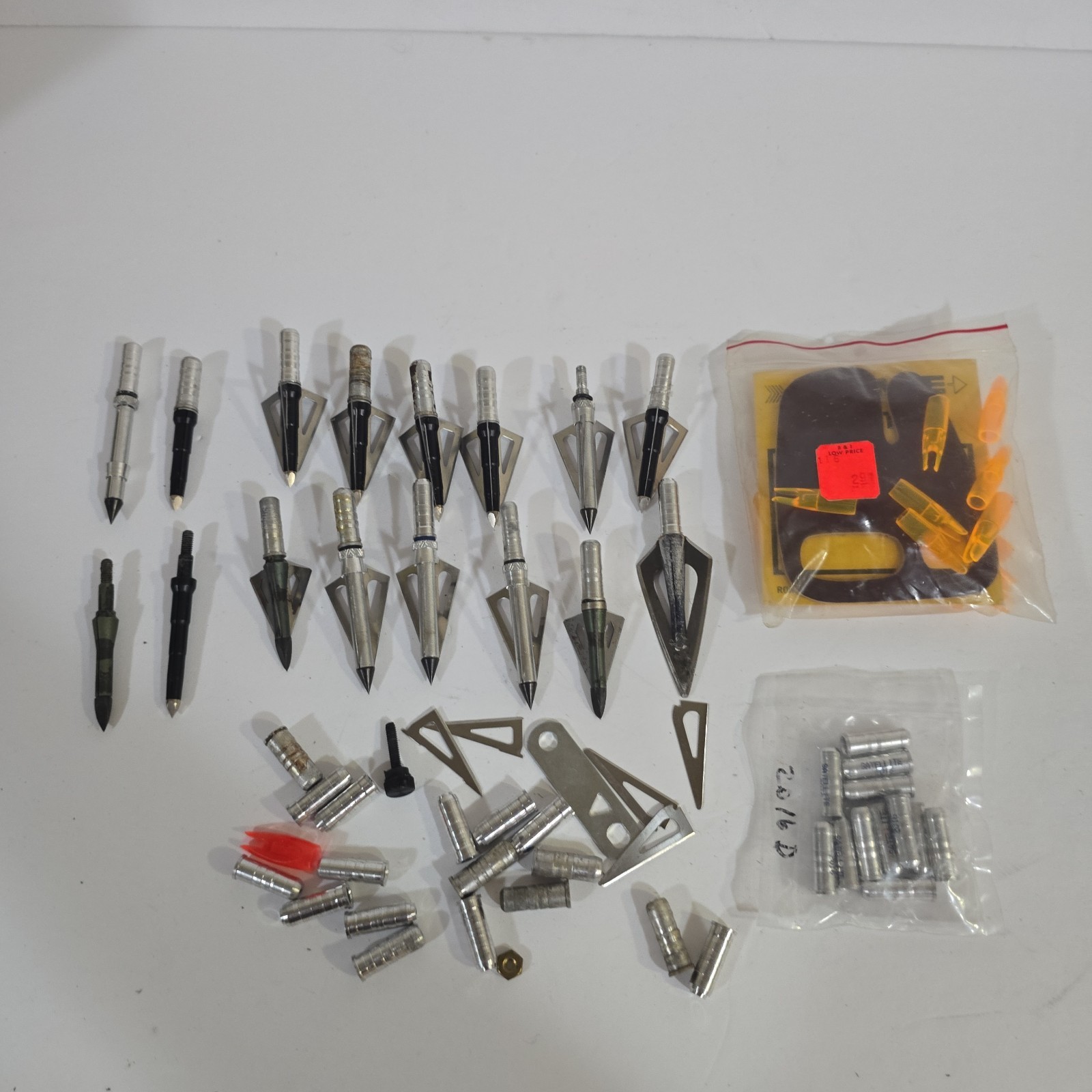 Archery Broadheads Arrow Tips Lot 16 Hunting 3-Blade Satellite 2016 Inserts Case