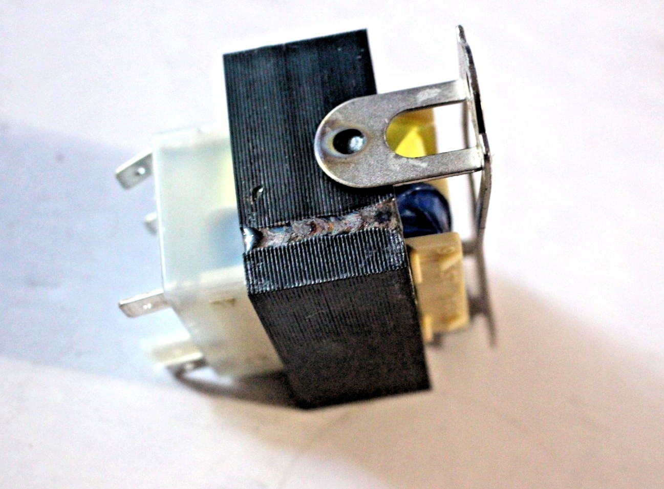 0130M00138 HCT08VEOK26108 INSULATION HARTLAND CONTROLS 2 PRONGS SLIGHTLY BENT