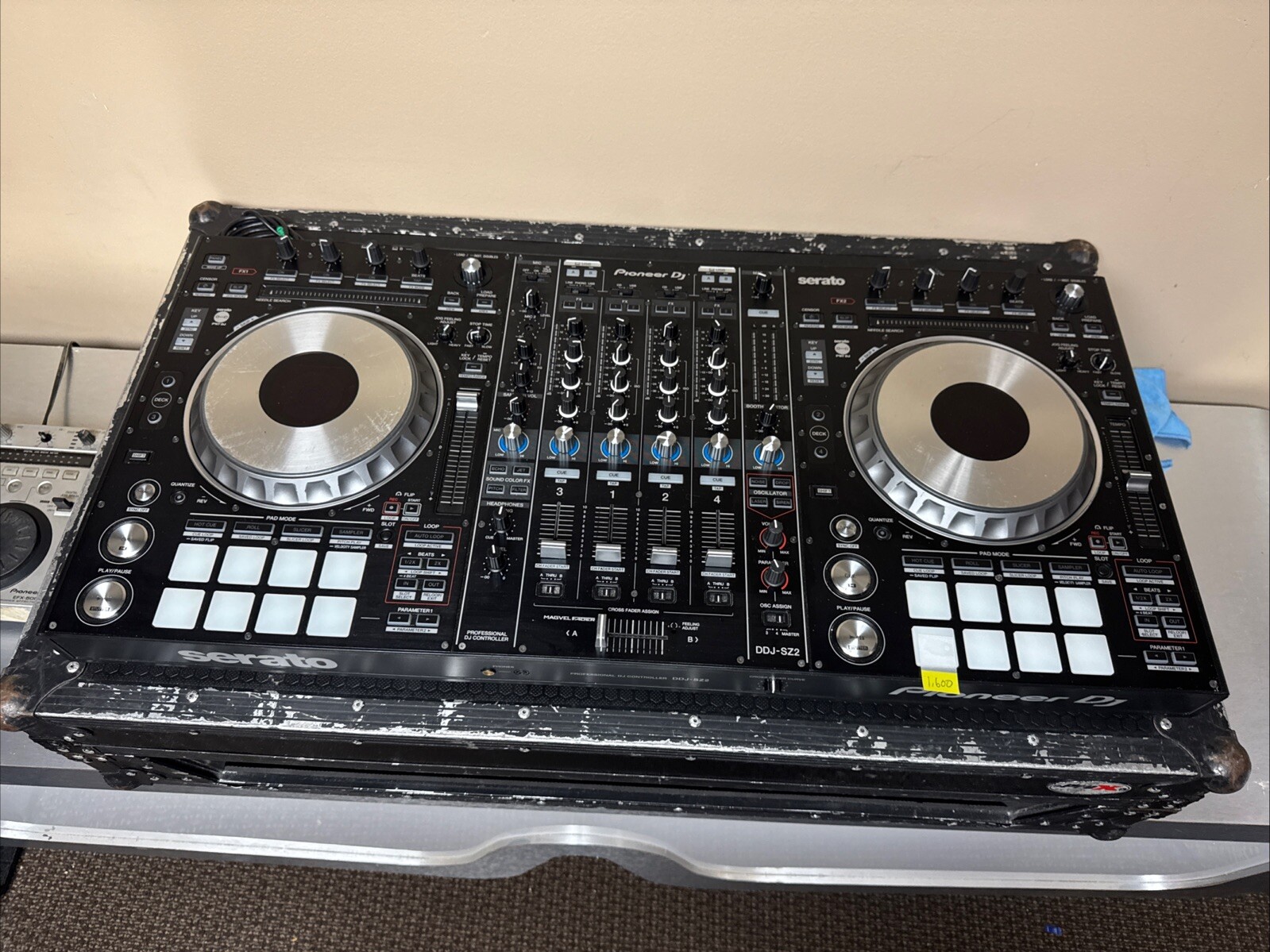 Serato dj controller DDJ- SZ2